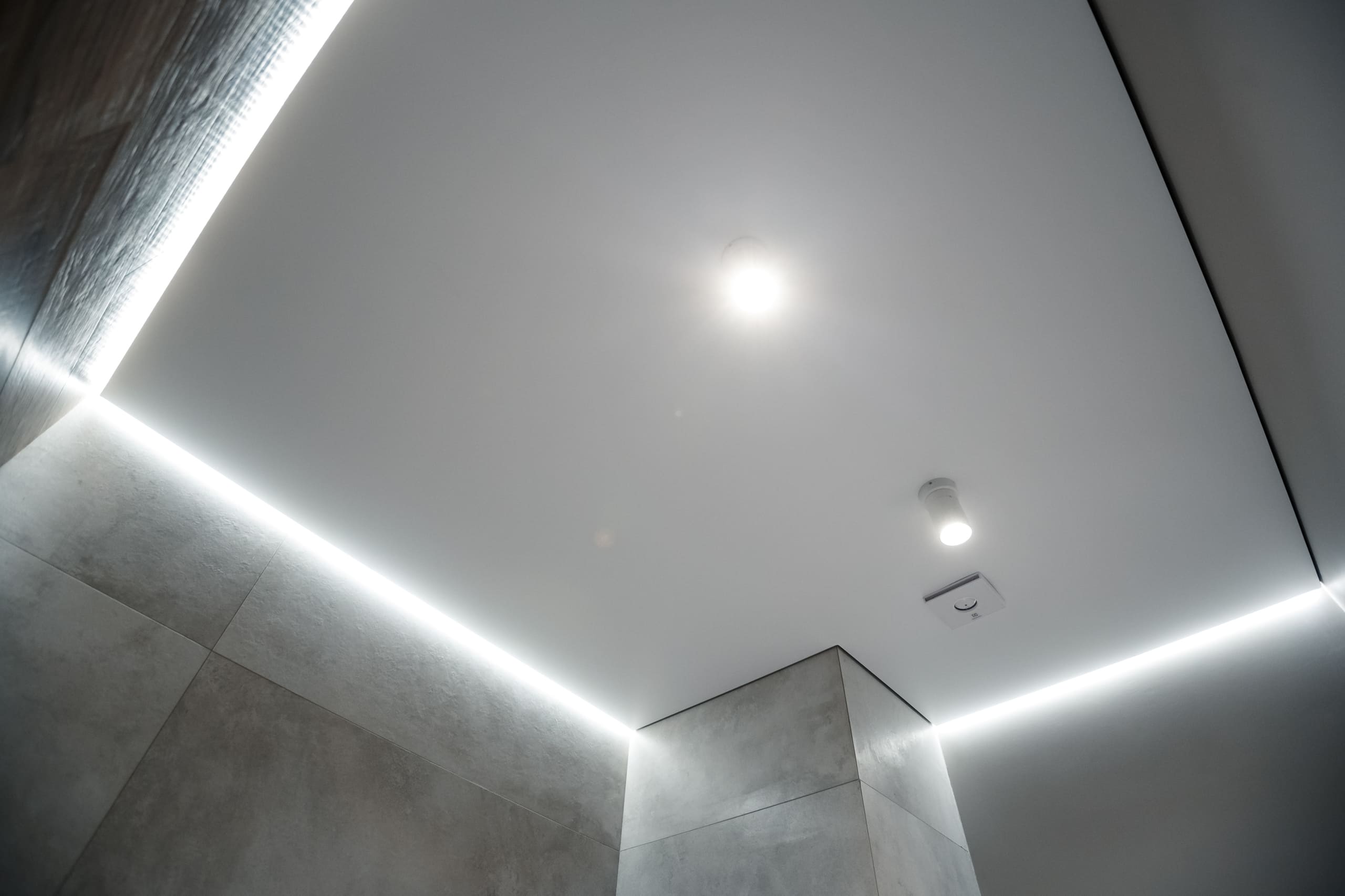 Парящий потолок с подсветкой по краям