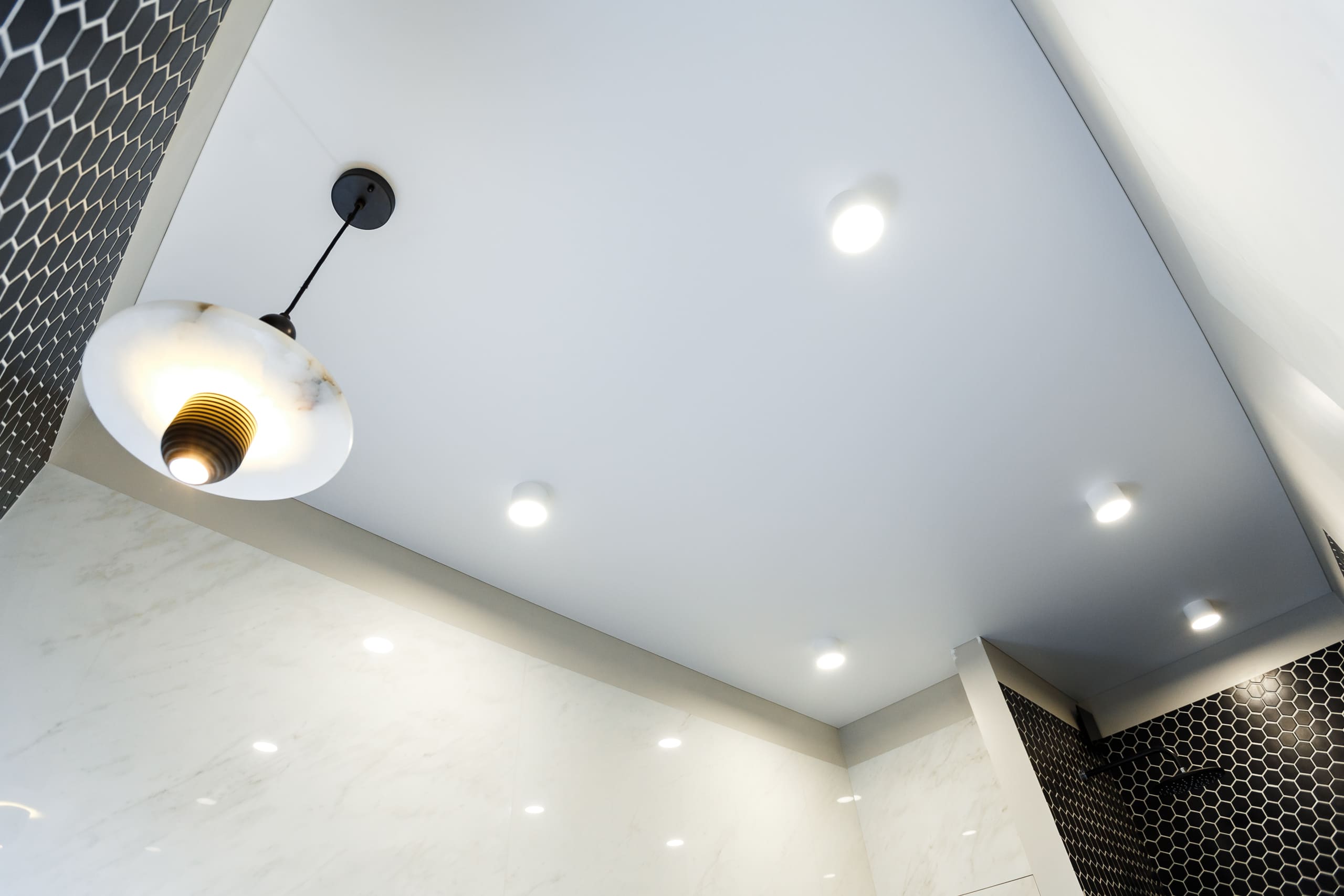 Бесщелевой потолок в СУ