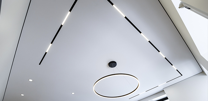 натяжной потолок с теневым зазором в спальне