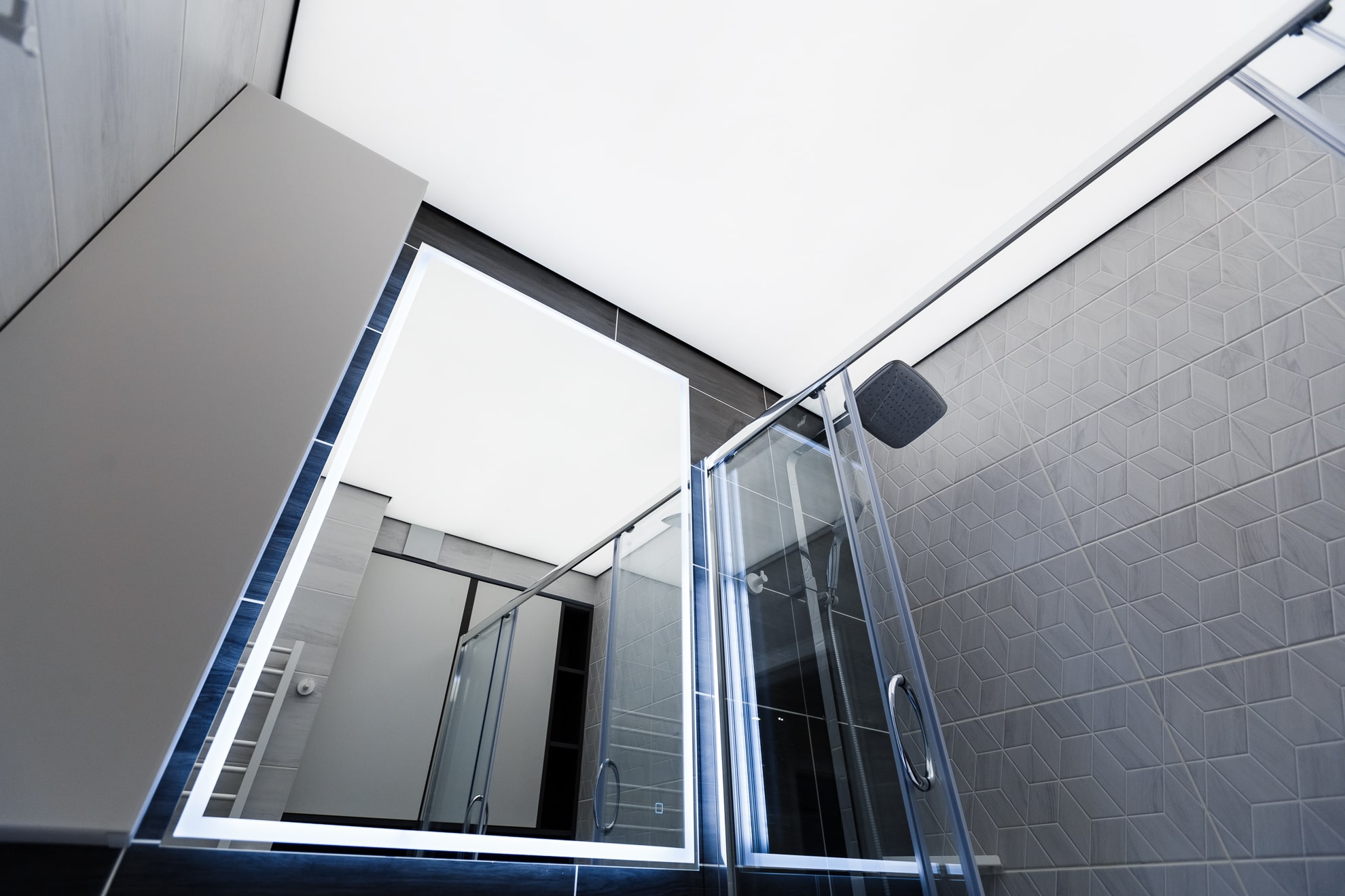 Световой потолок в ванной