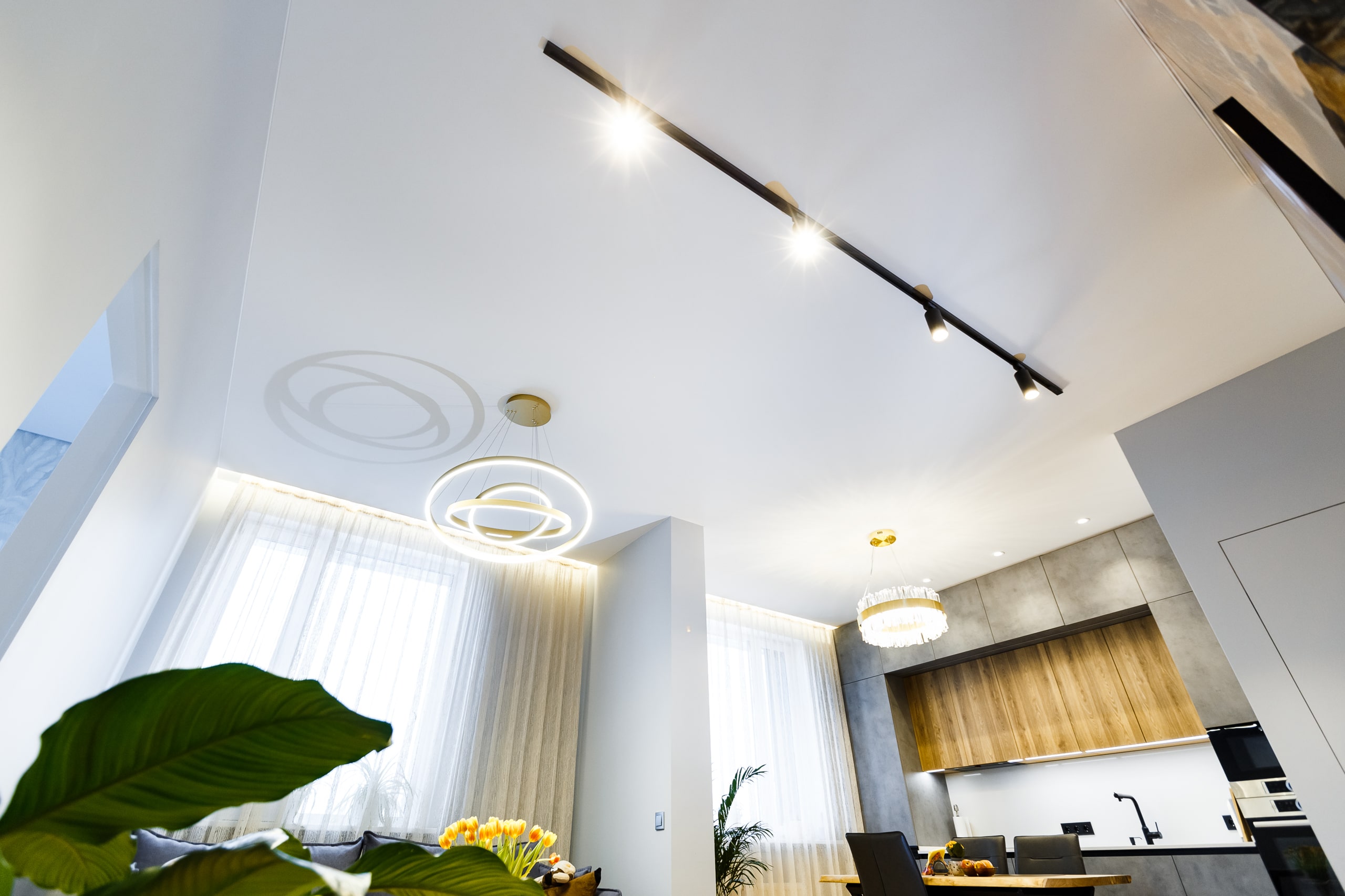 Тканевый потолок в кухне-гостиной