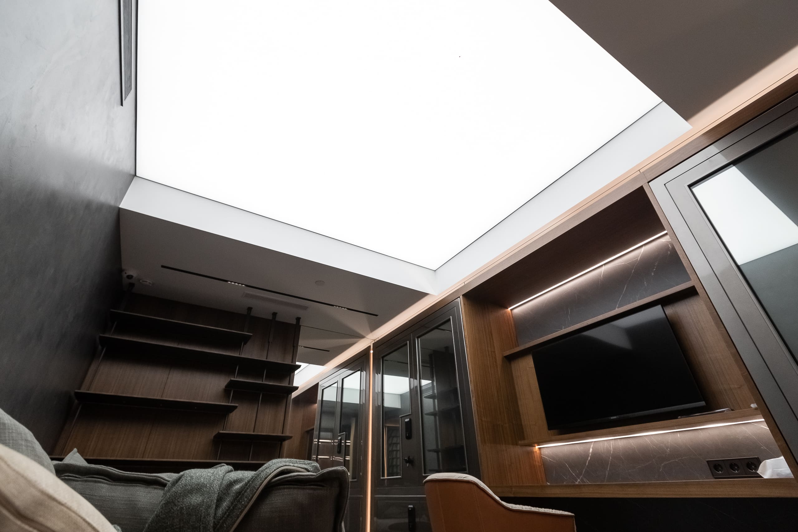 Световой потолок в комнате