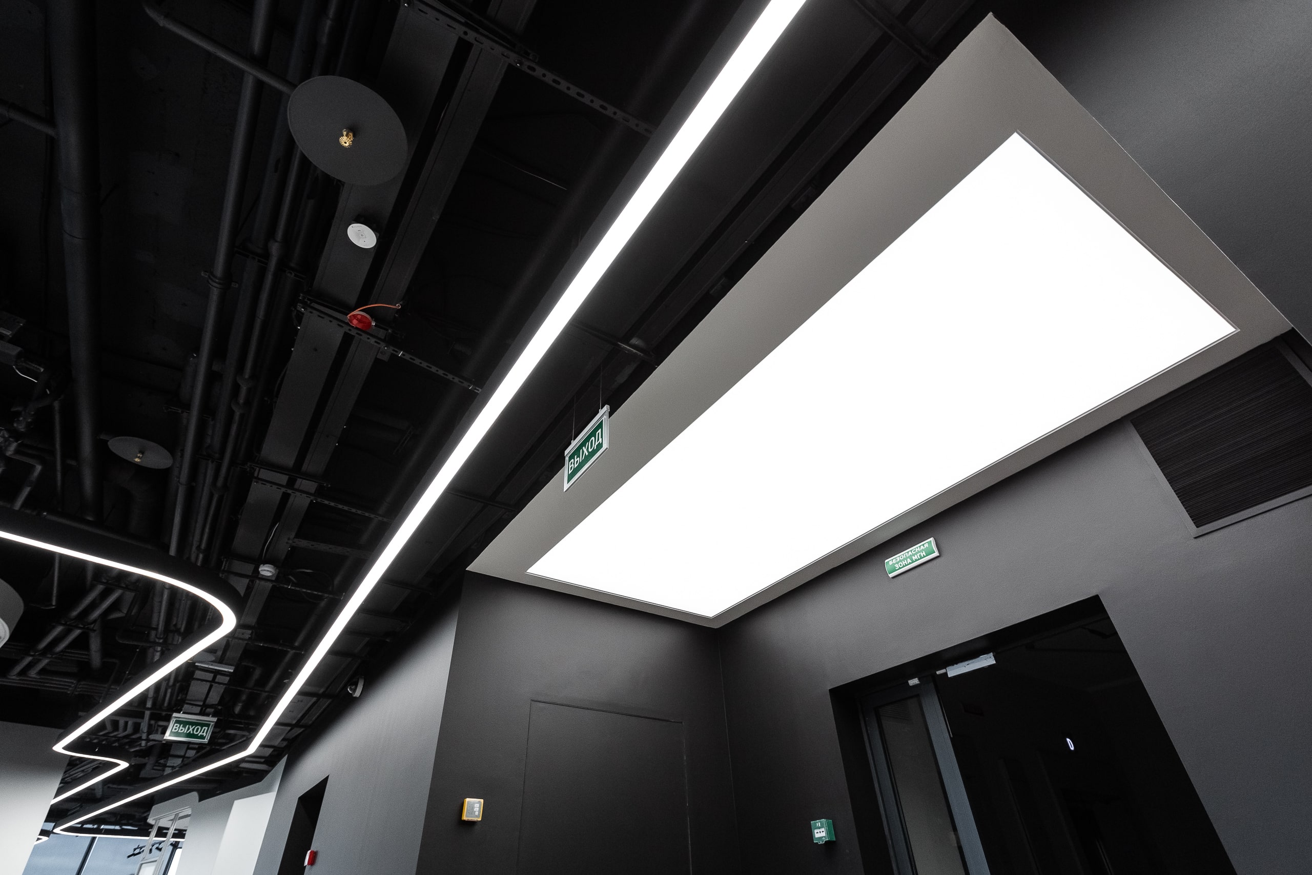 Световой потолок в офисе