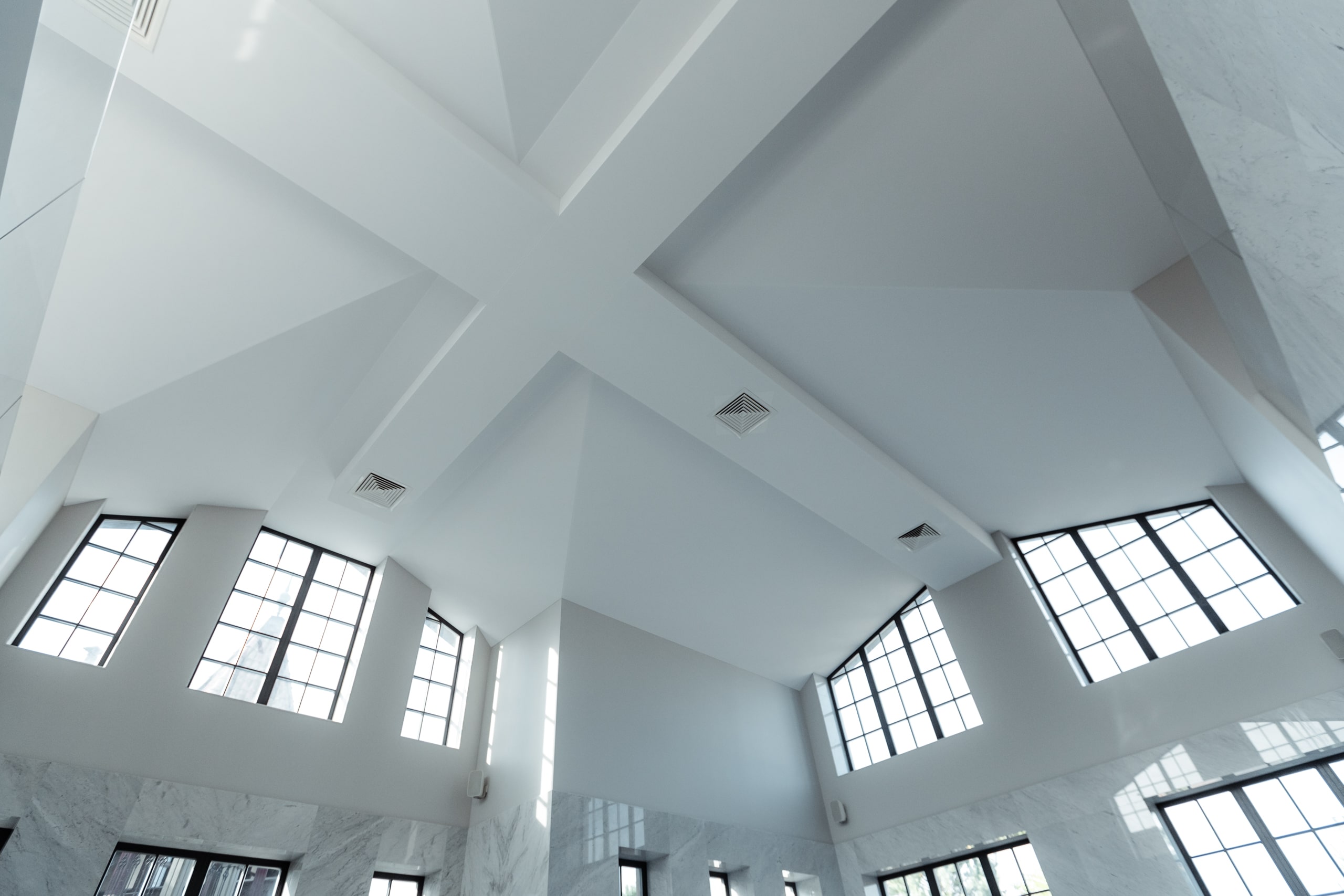 Тканевый потолок над бассейном