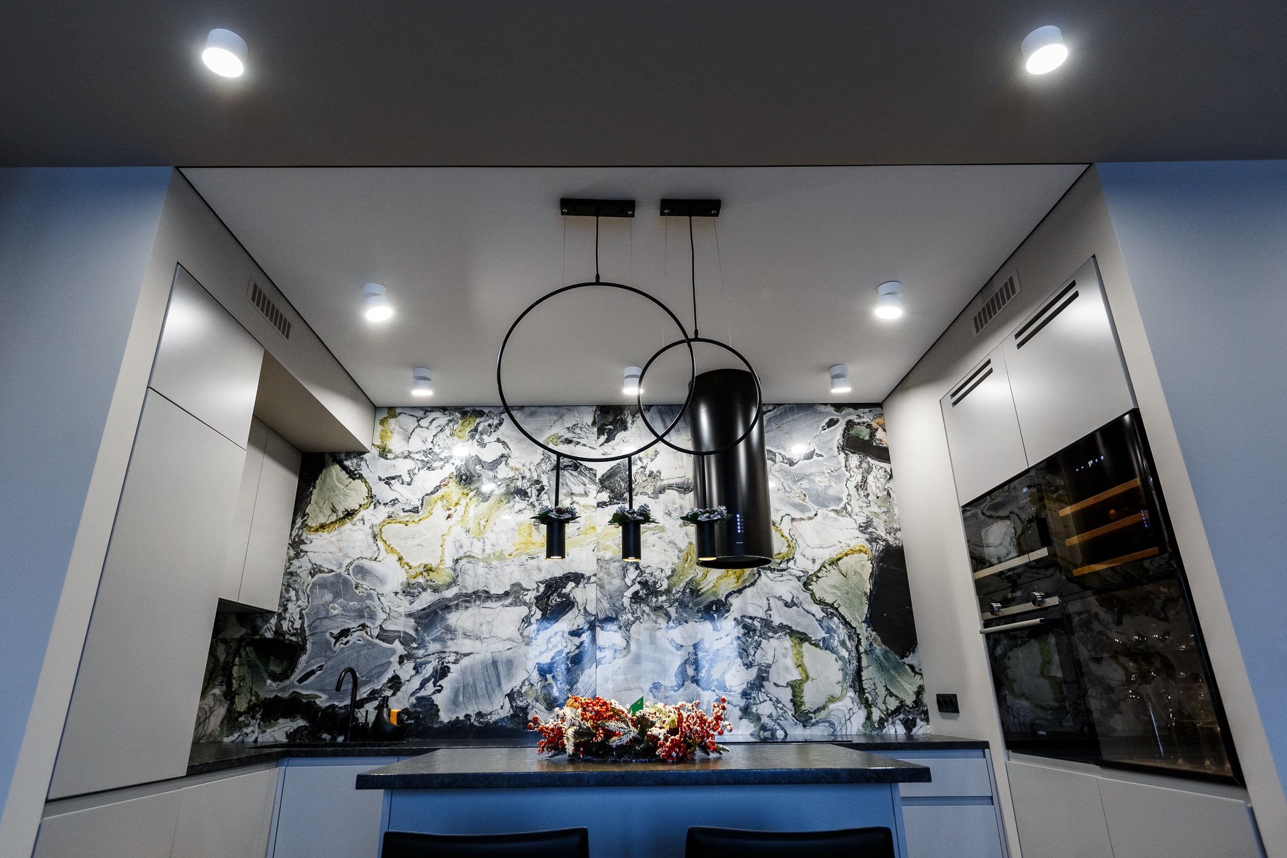 ПВХ потолок с теневым зазором на кухне