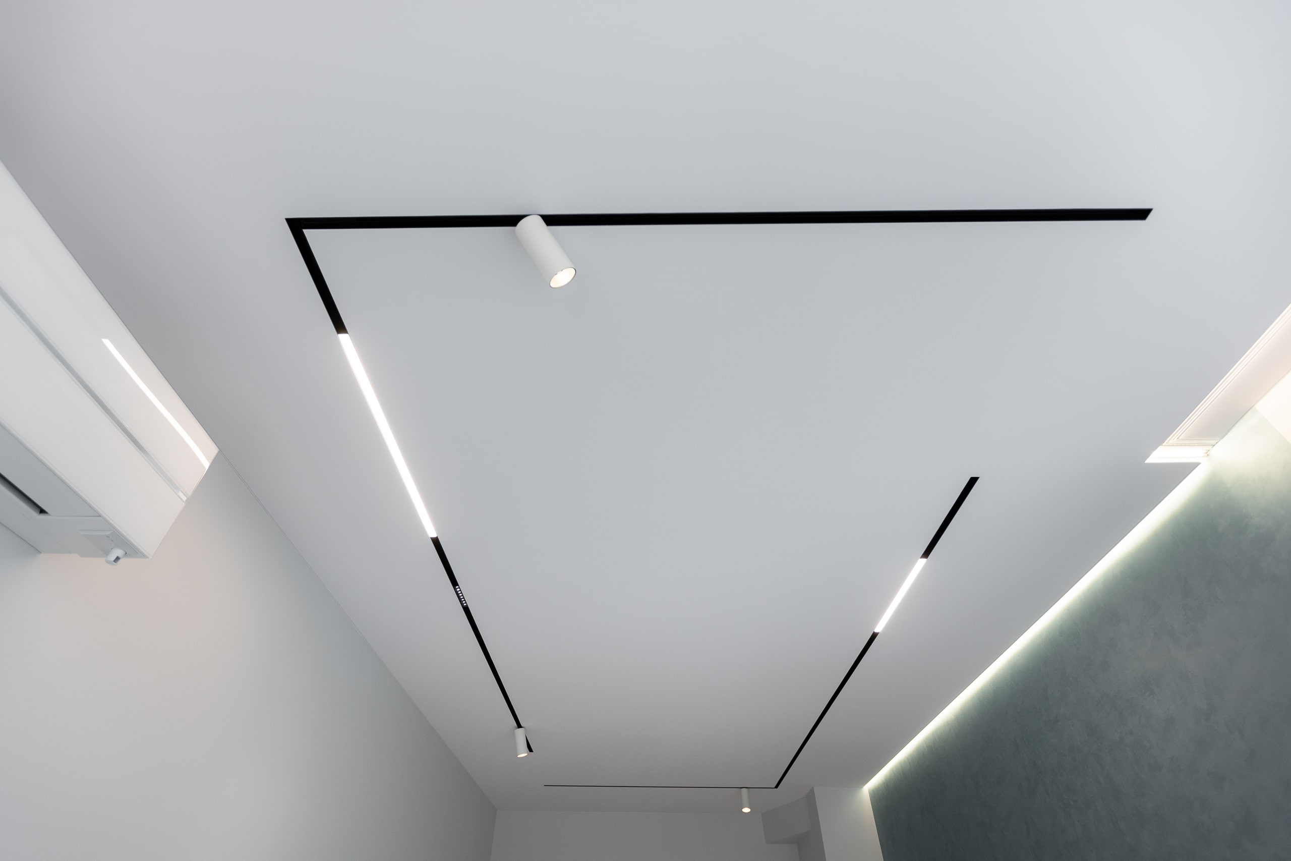 Тканевый потолок с трековым освещением