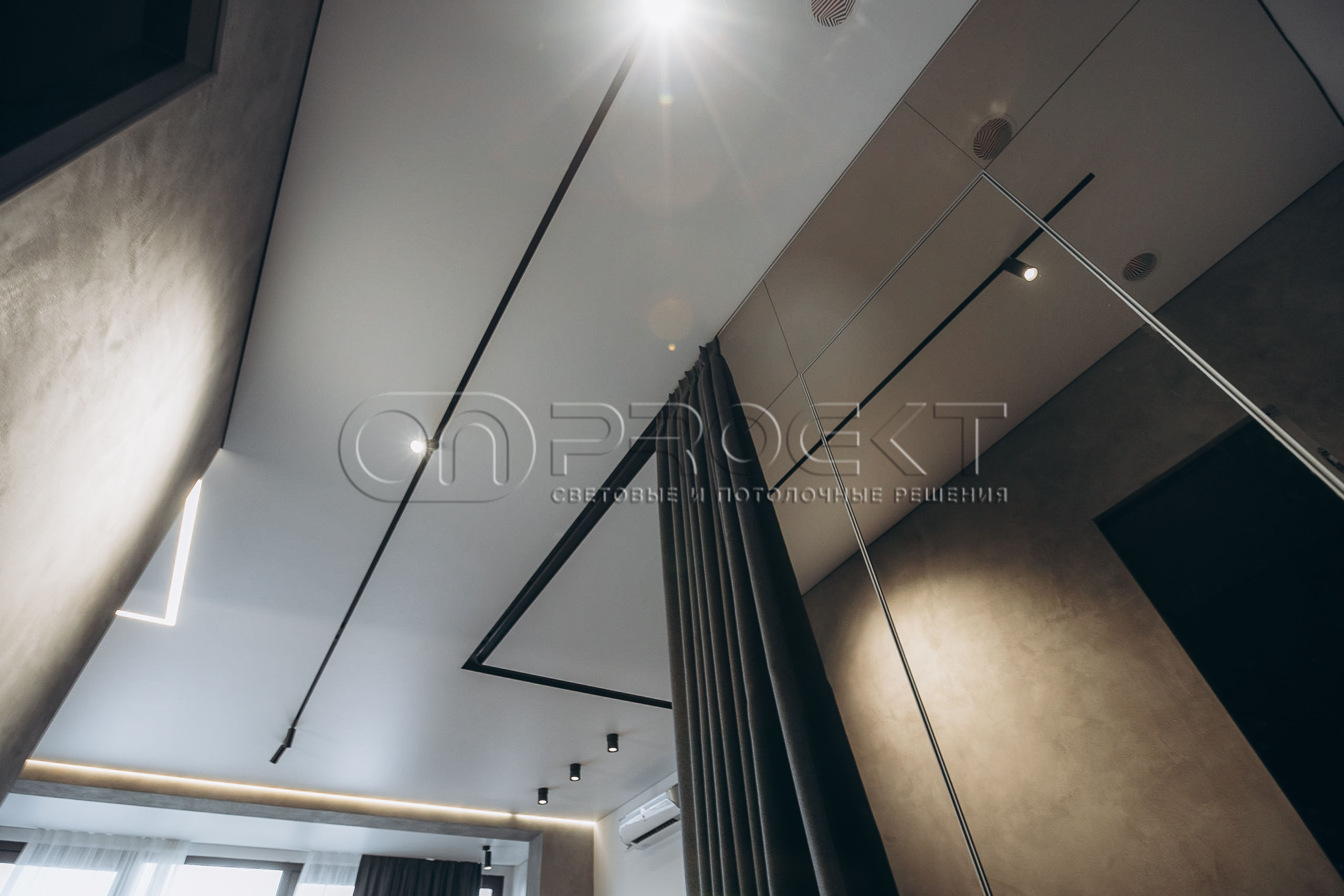 ПВХ потолки в квартире с трековым освещением