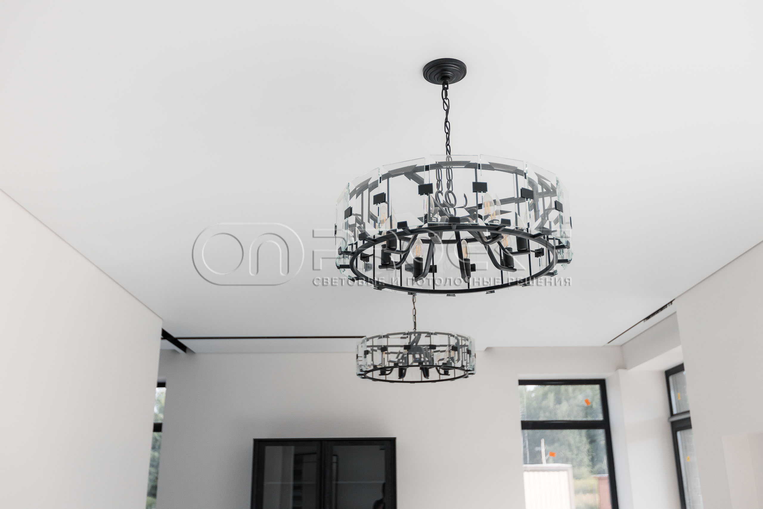 ПВХ потолки в доме с теневым зазором