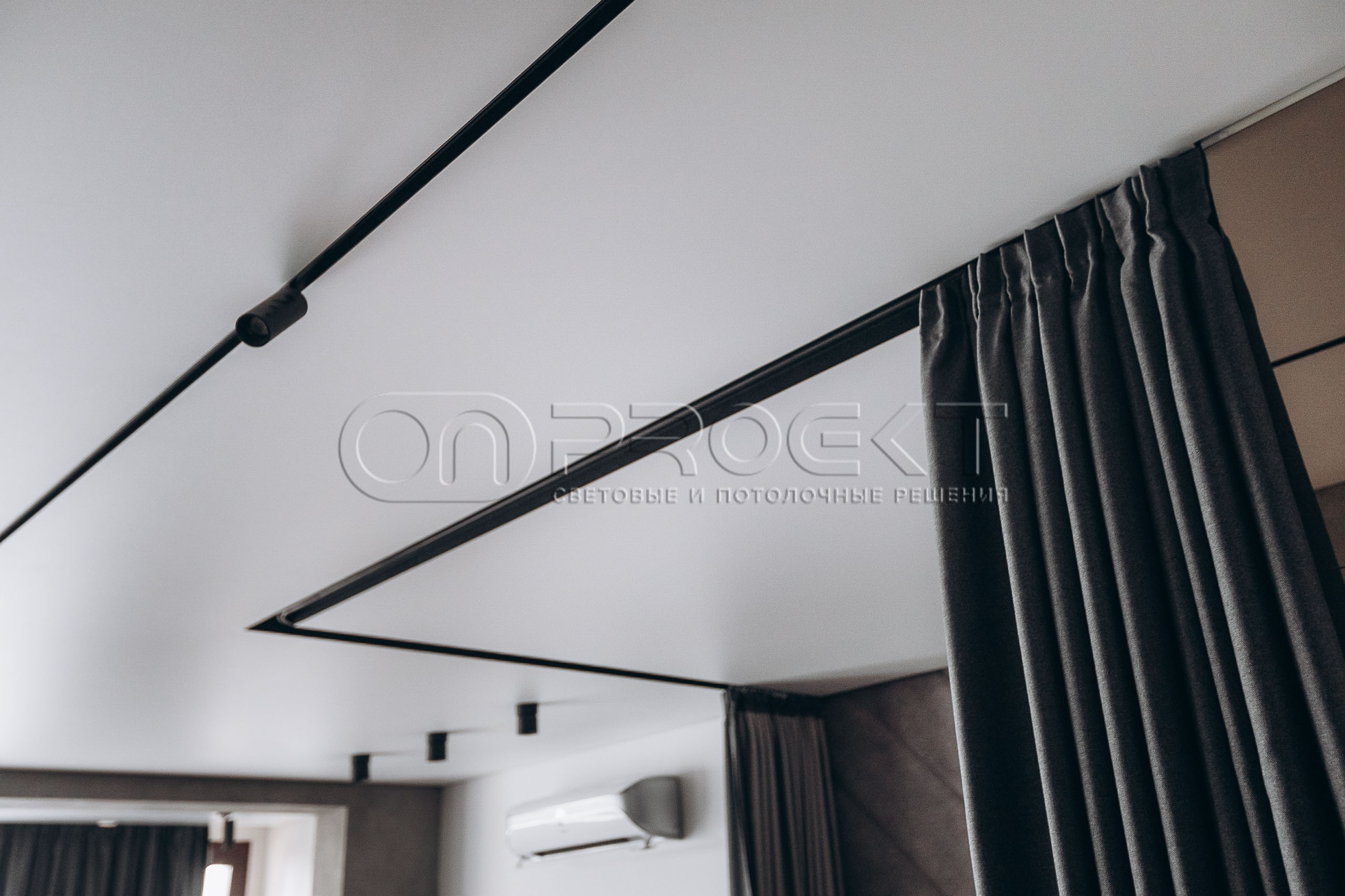 ПВХ потолки в квартире с трековым освещением