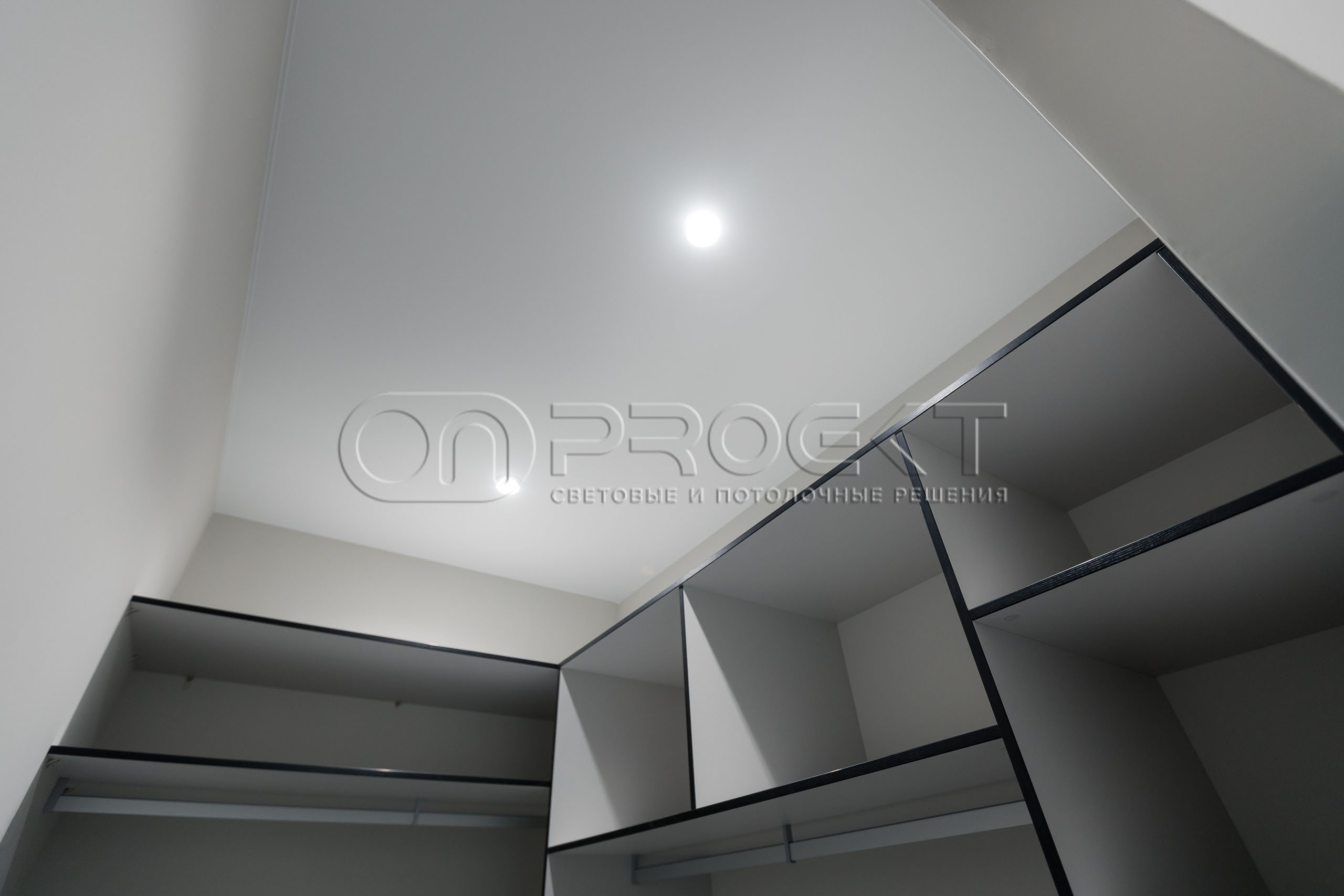 ПВХ потолки в доме с теневым зазором