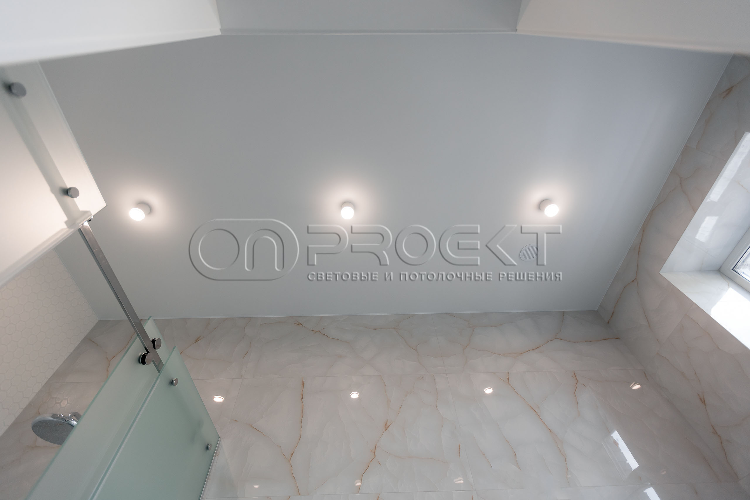 ПВХ потолки в доме с теневым зазором