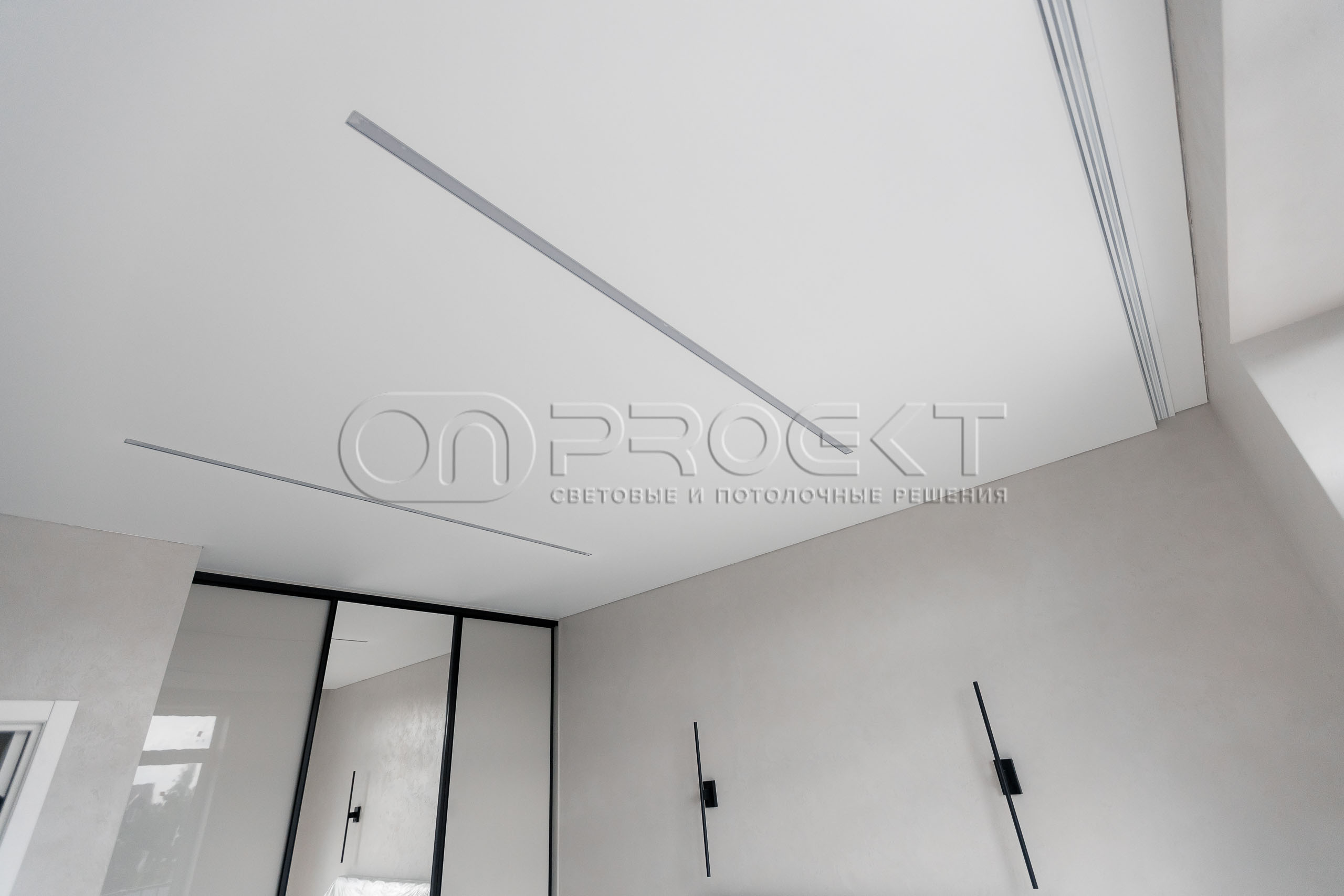 ПВХ потолки в доме с теневым зазором