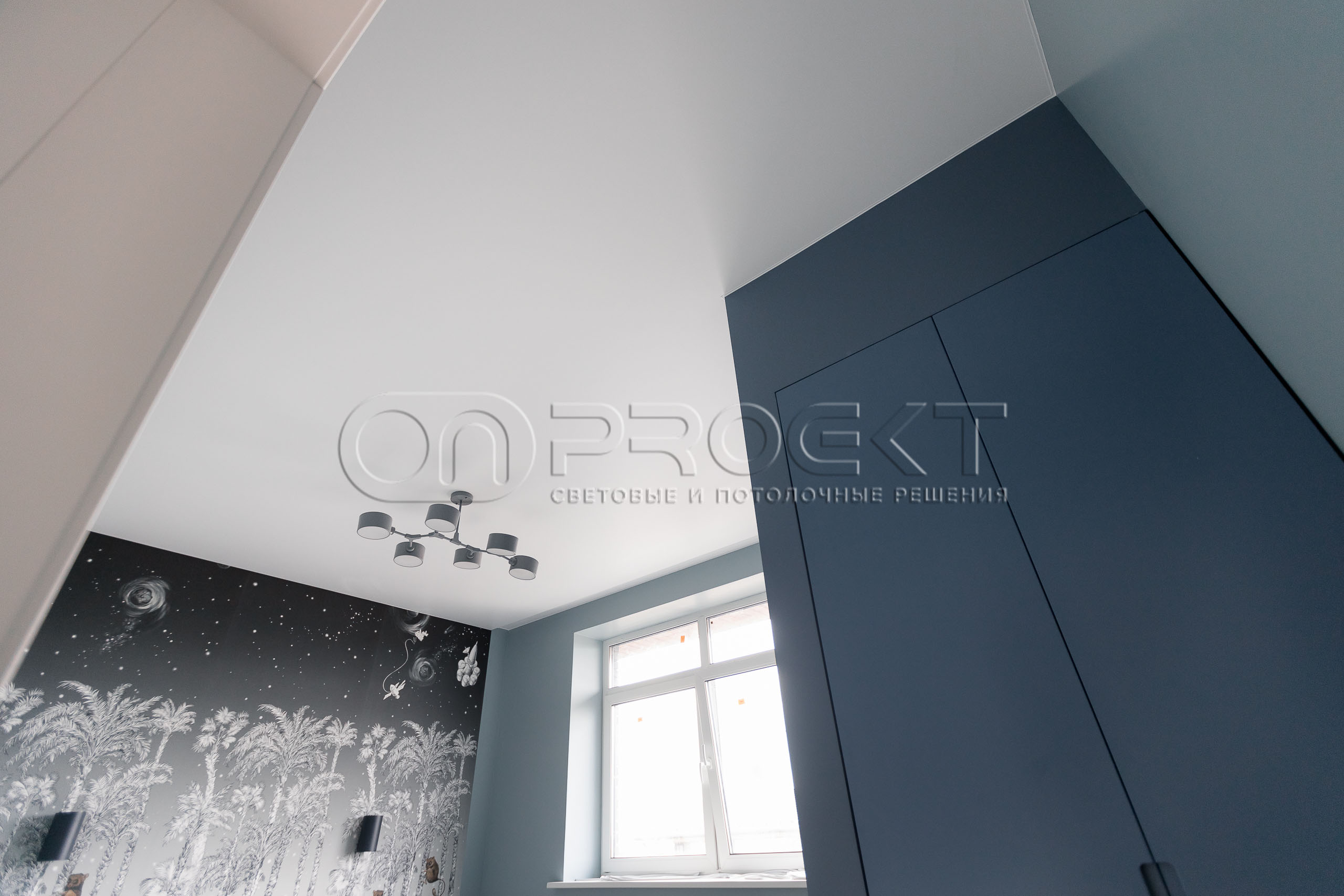 ПВХ потолки в доме с теневым зазором