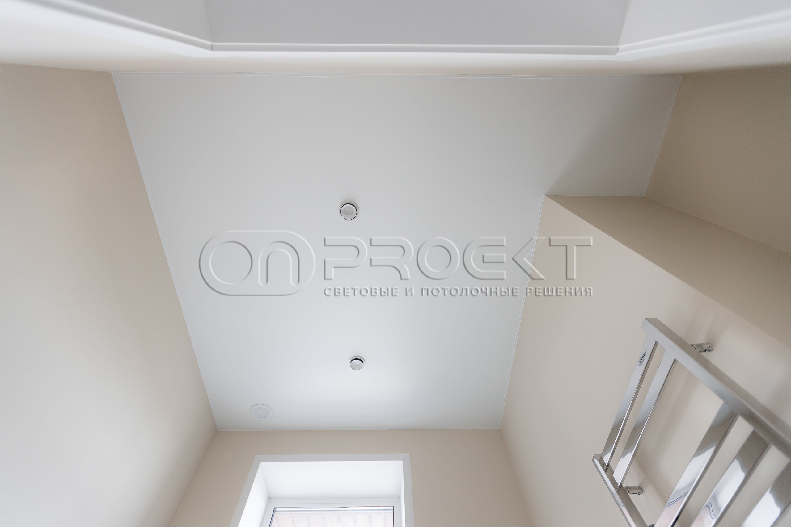 ПВХ потолки в доме с теневым зазором