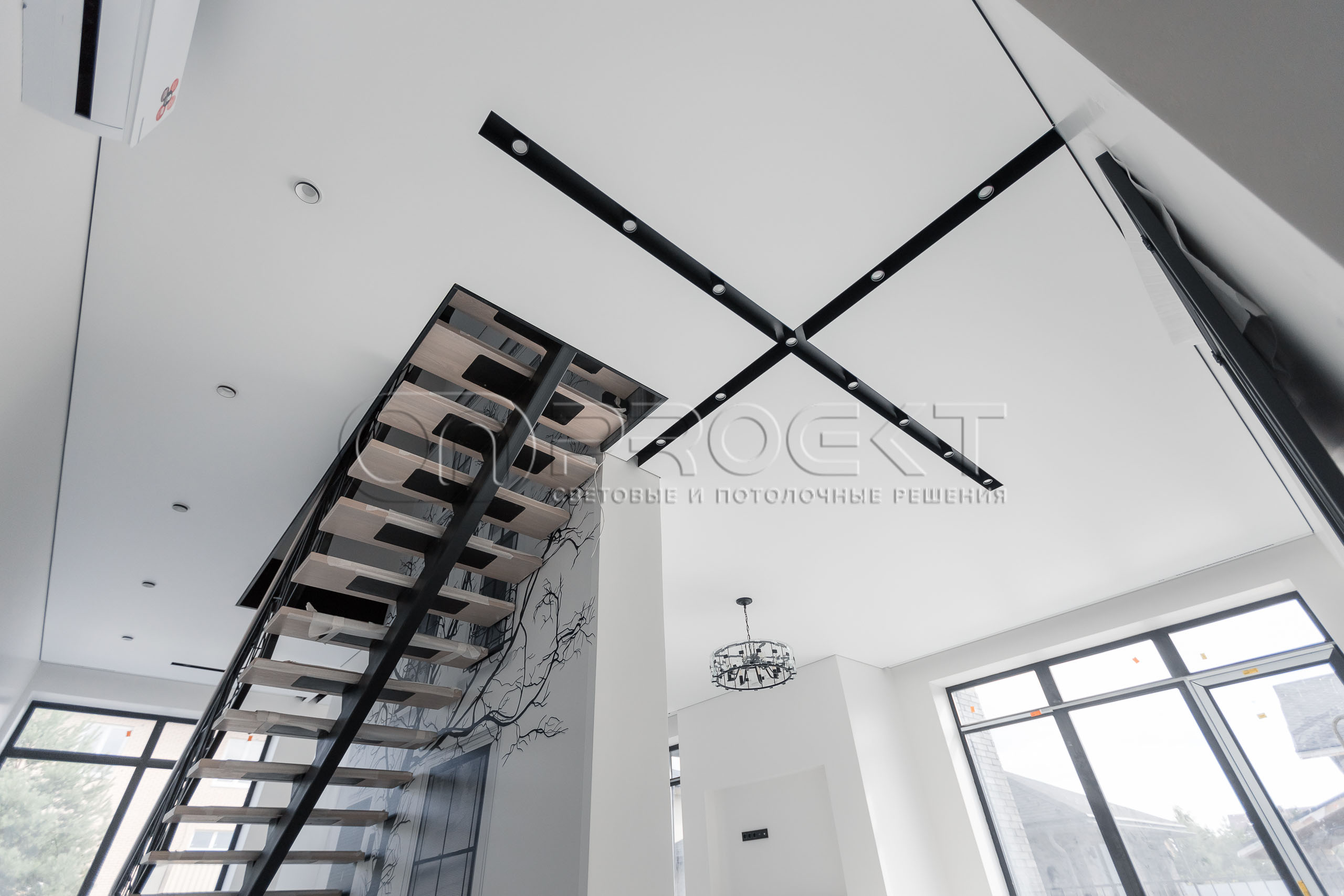 ПВХ потолки в доме с теневым зазором