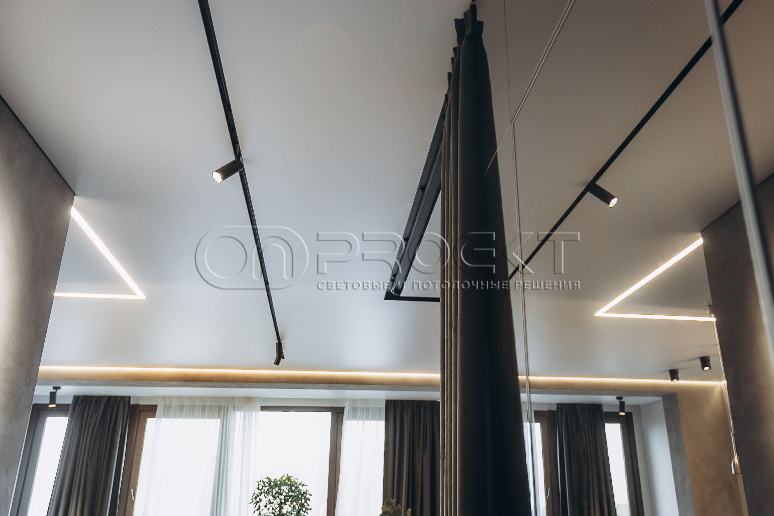 ПВХ потолки в квартире с трековым освещением
