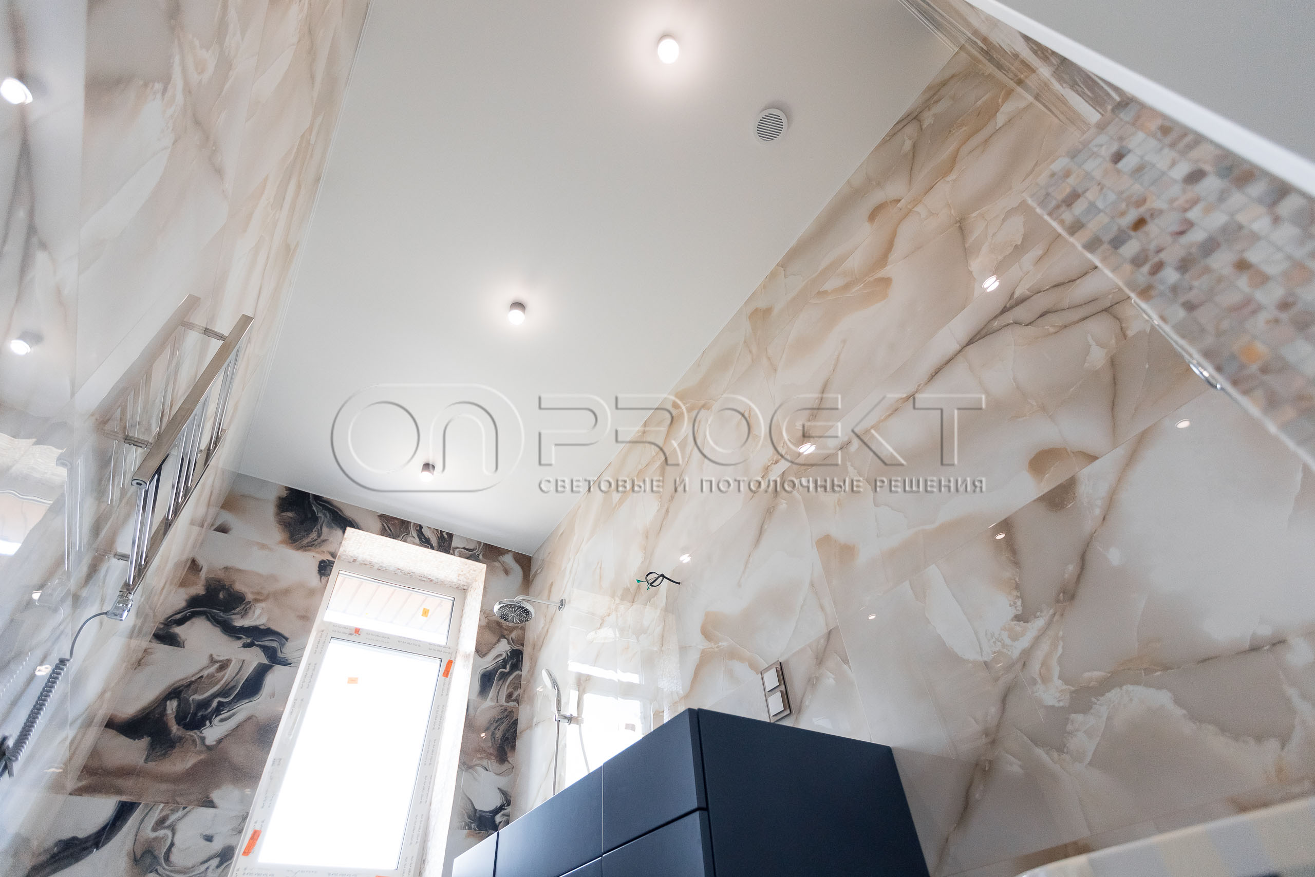 ПВХ потолки в доме с теневым зазором