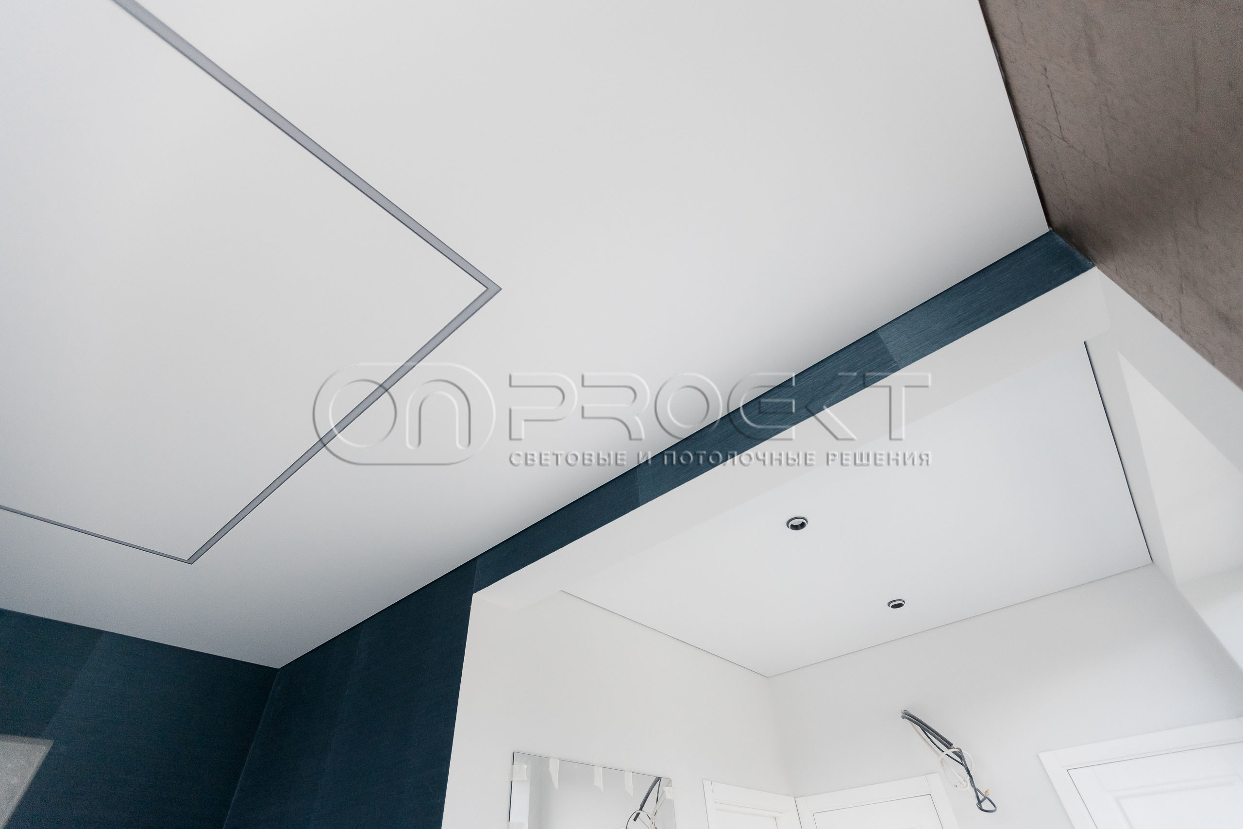 ПВХ потолки в доме с теневым зазором