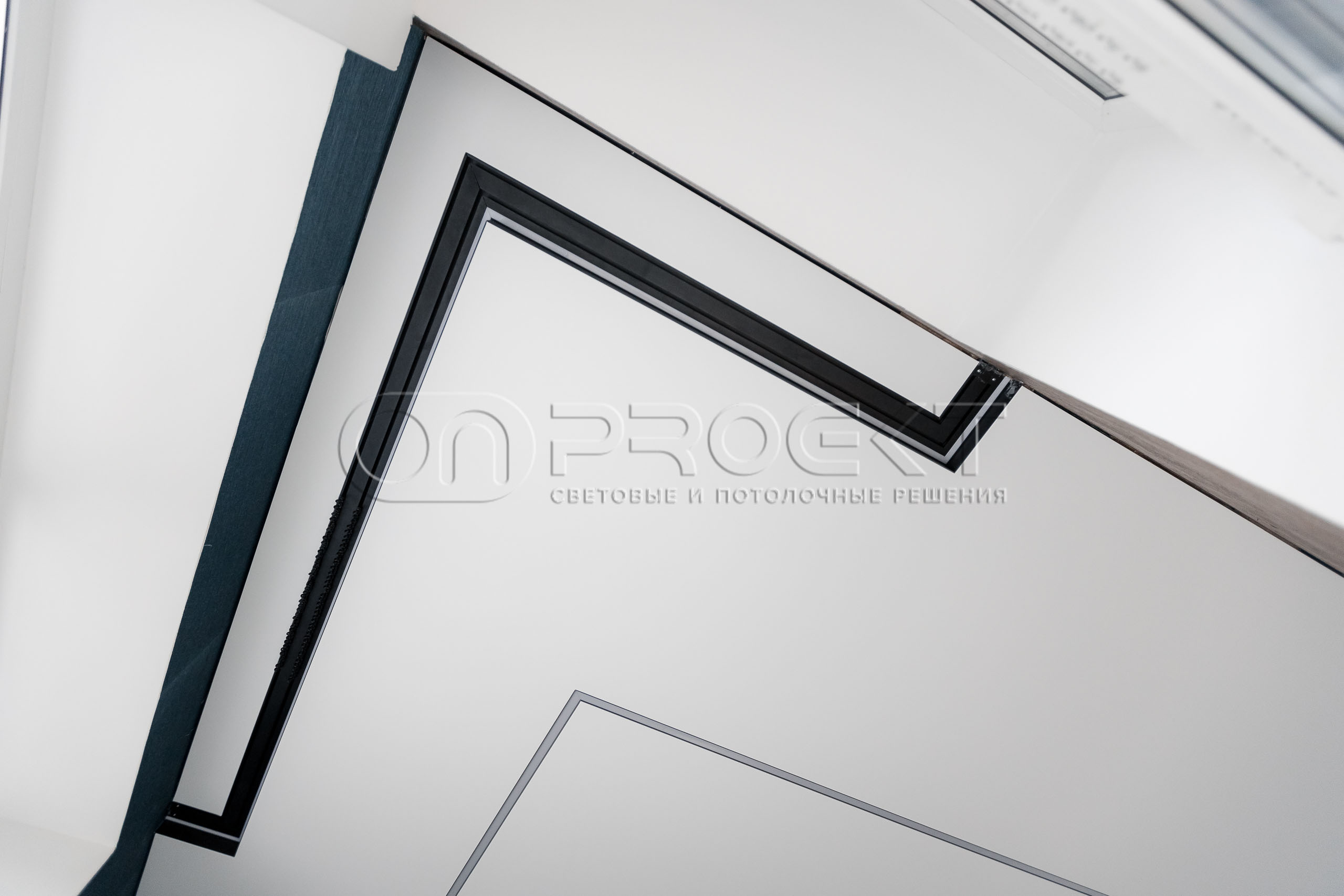 ПВХ потолки в доме с теневым зазором