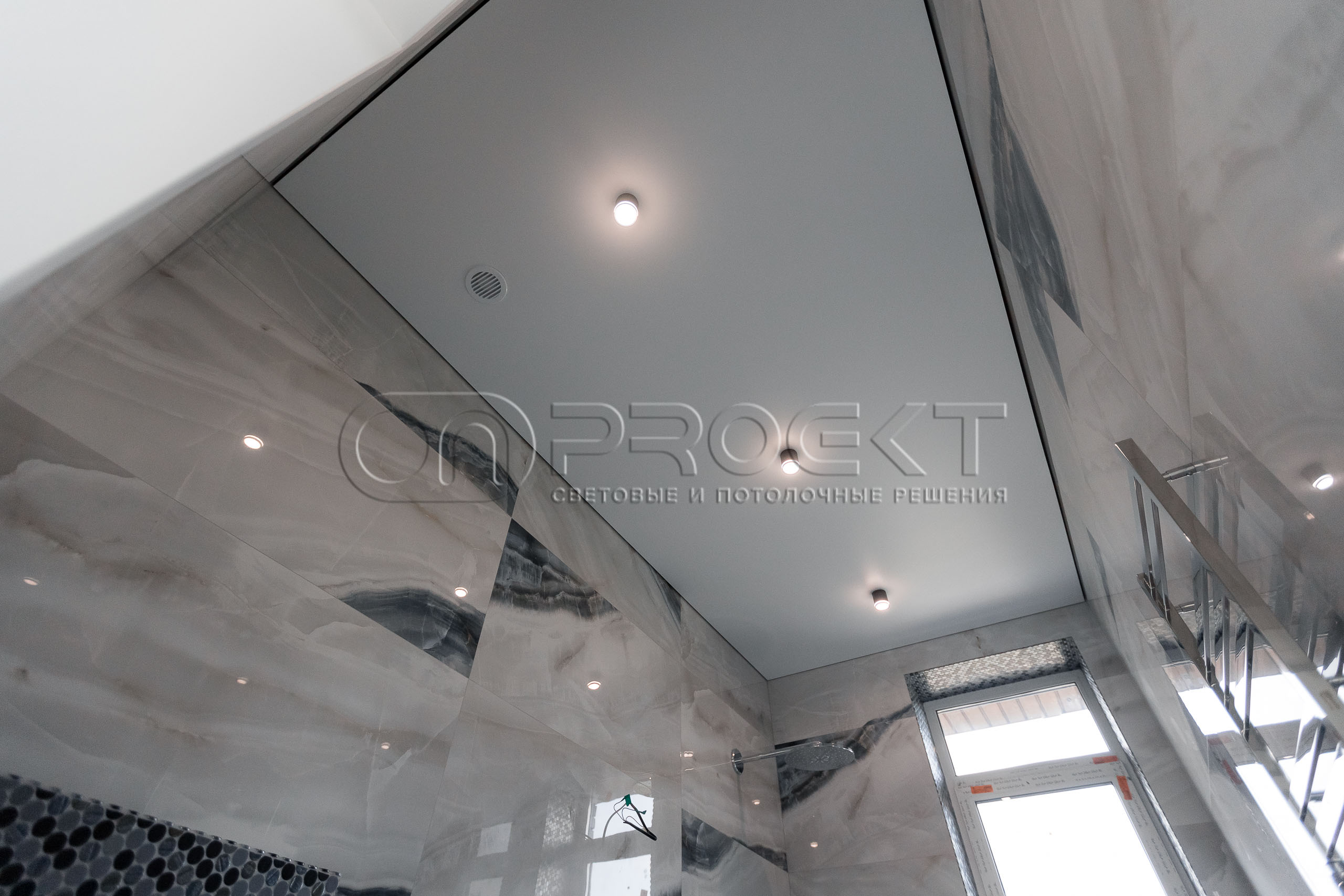 ПВХ потолки в доме с теневым зазором