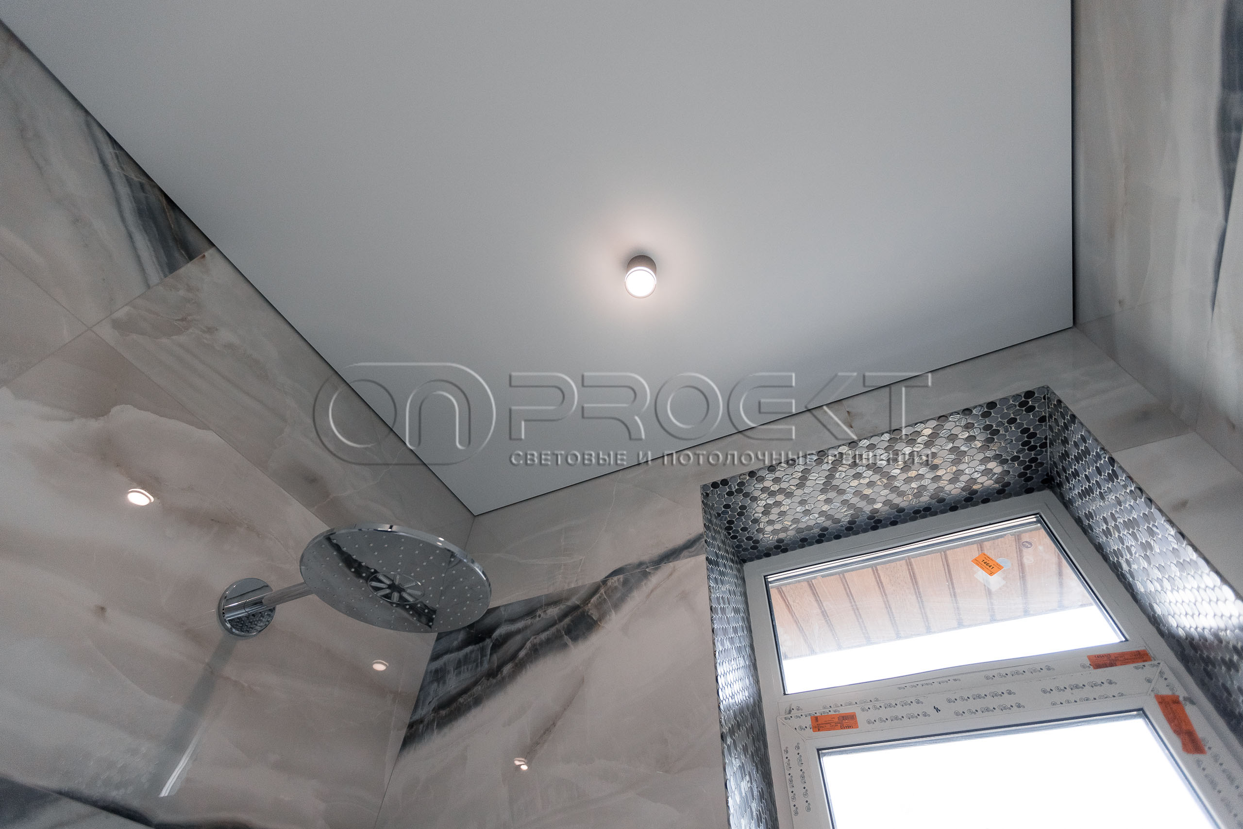 ПВХ потолки в доме с теневым зазором