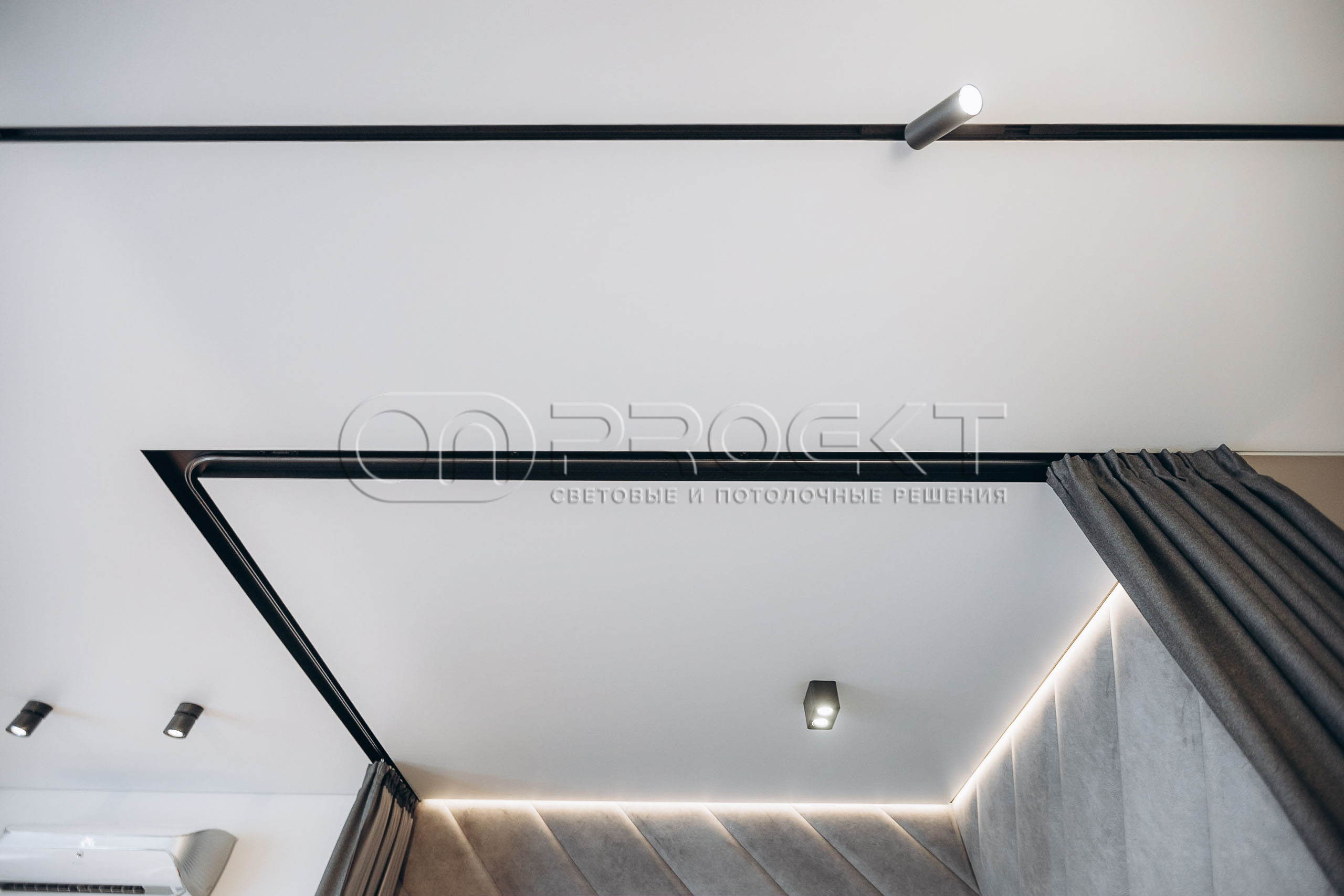 ПВХ потолки в квартире с трековым освещением