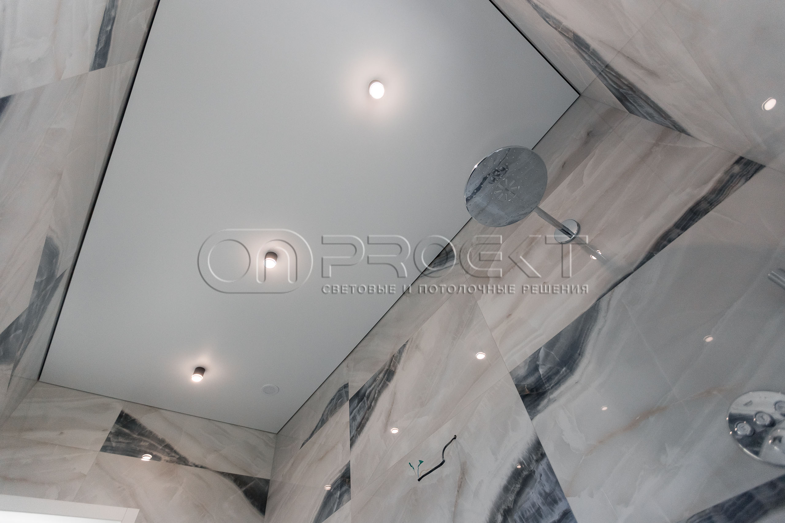 ПВХ потолки в доме с теневым зазором