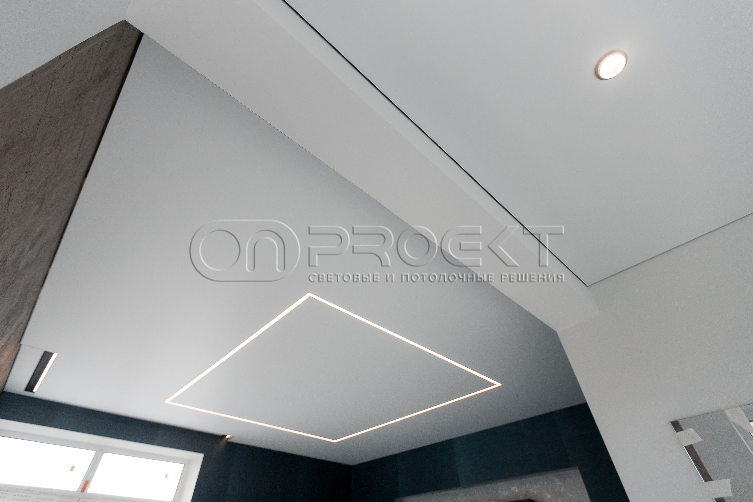 ПВХ потолки в доме с теневым зазором