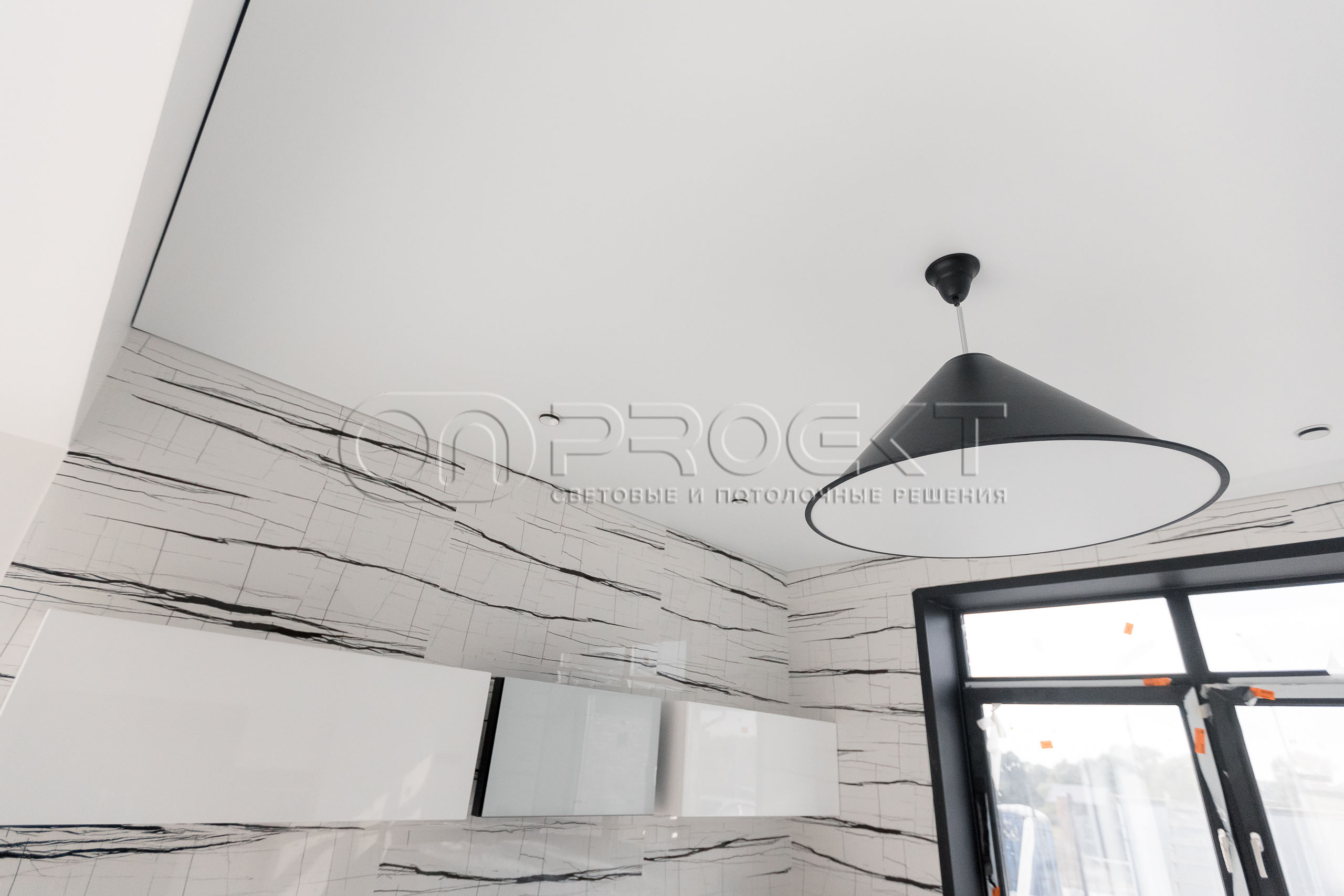 ПВХ потолки в доме с теневым зазором