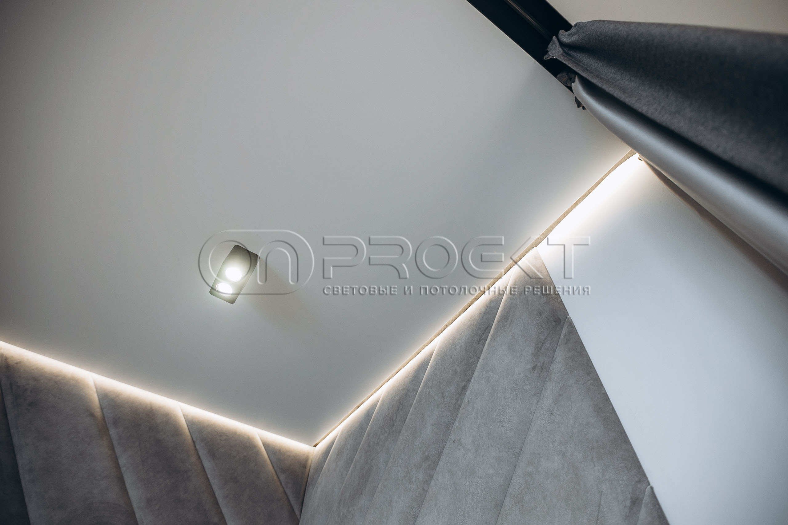 ПВХ потолки в квартире с трековым освещением