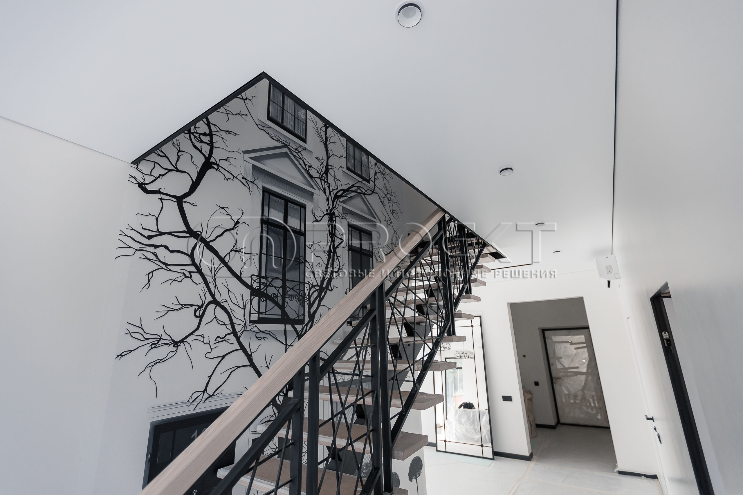 ПВХ потолки в доме с теневым зазором