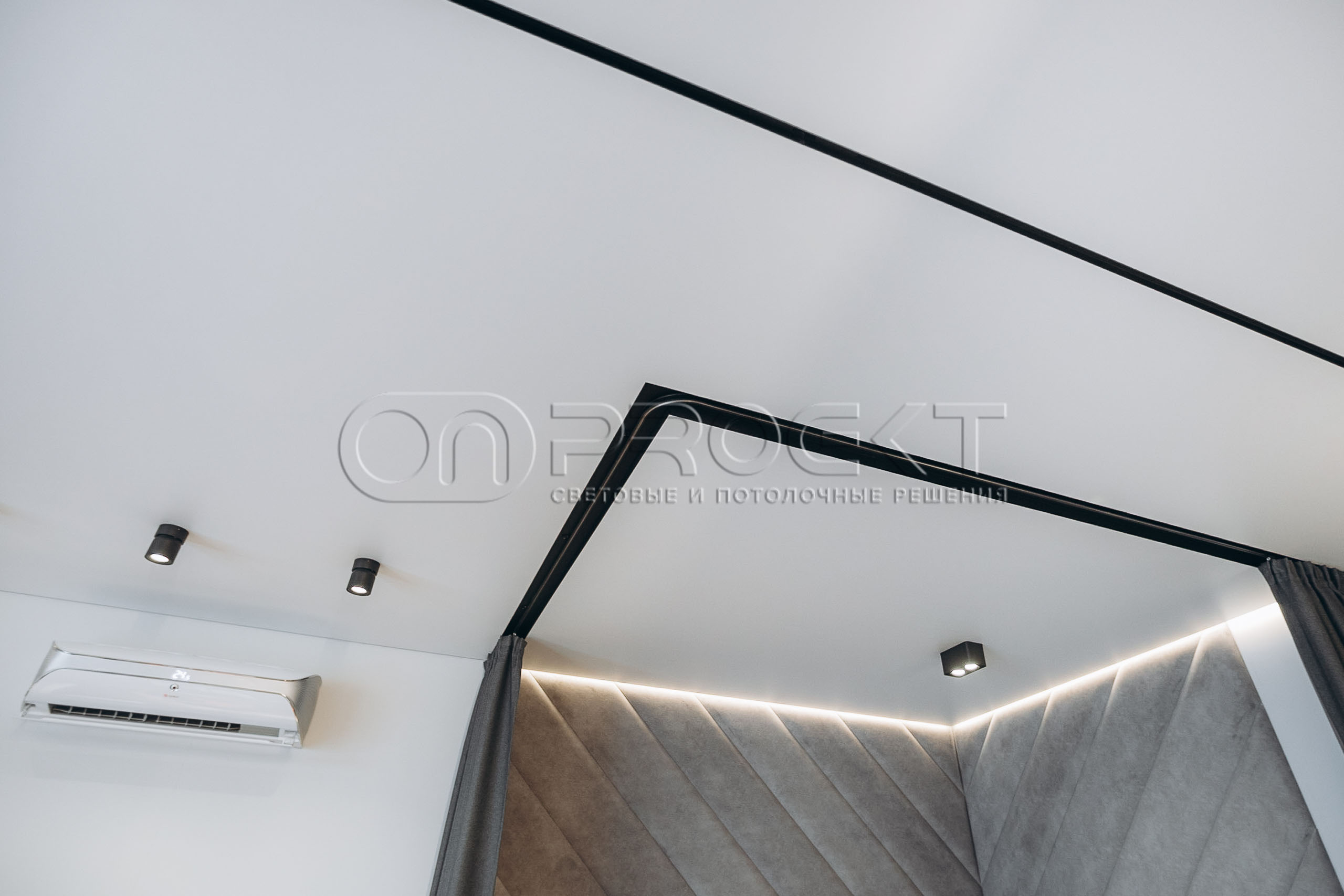 ПВХ потолки в квартире с трековым освещением