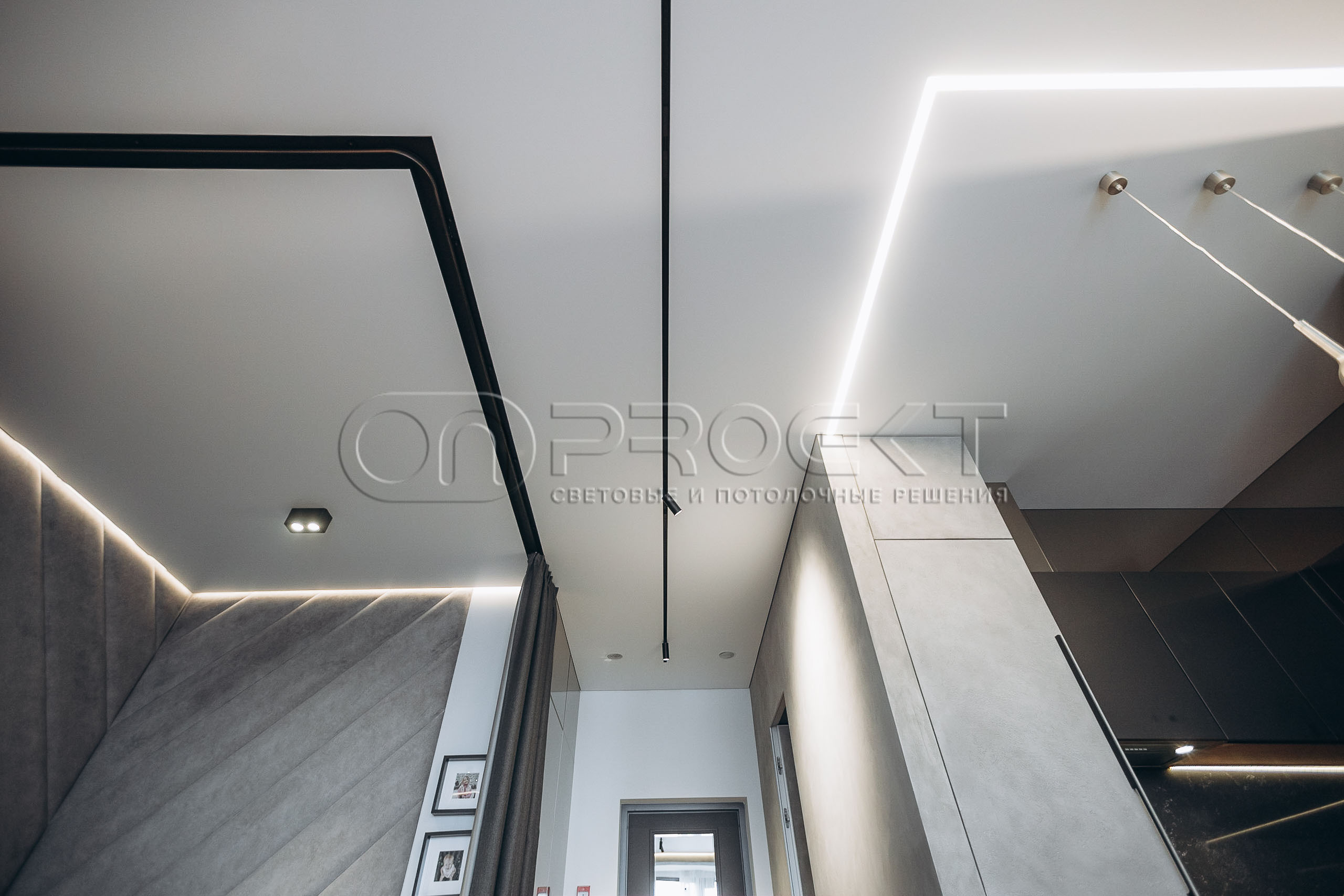 ПВХ потолки в квартире с трековым освещением