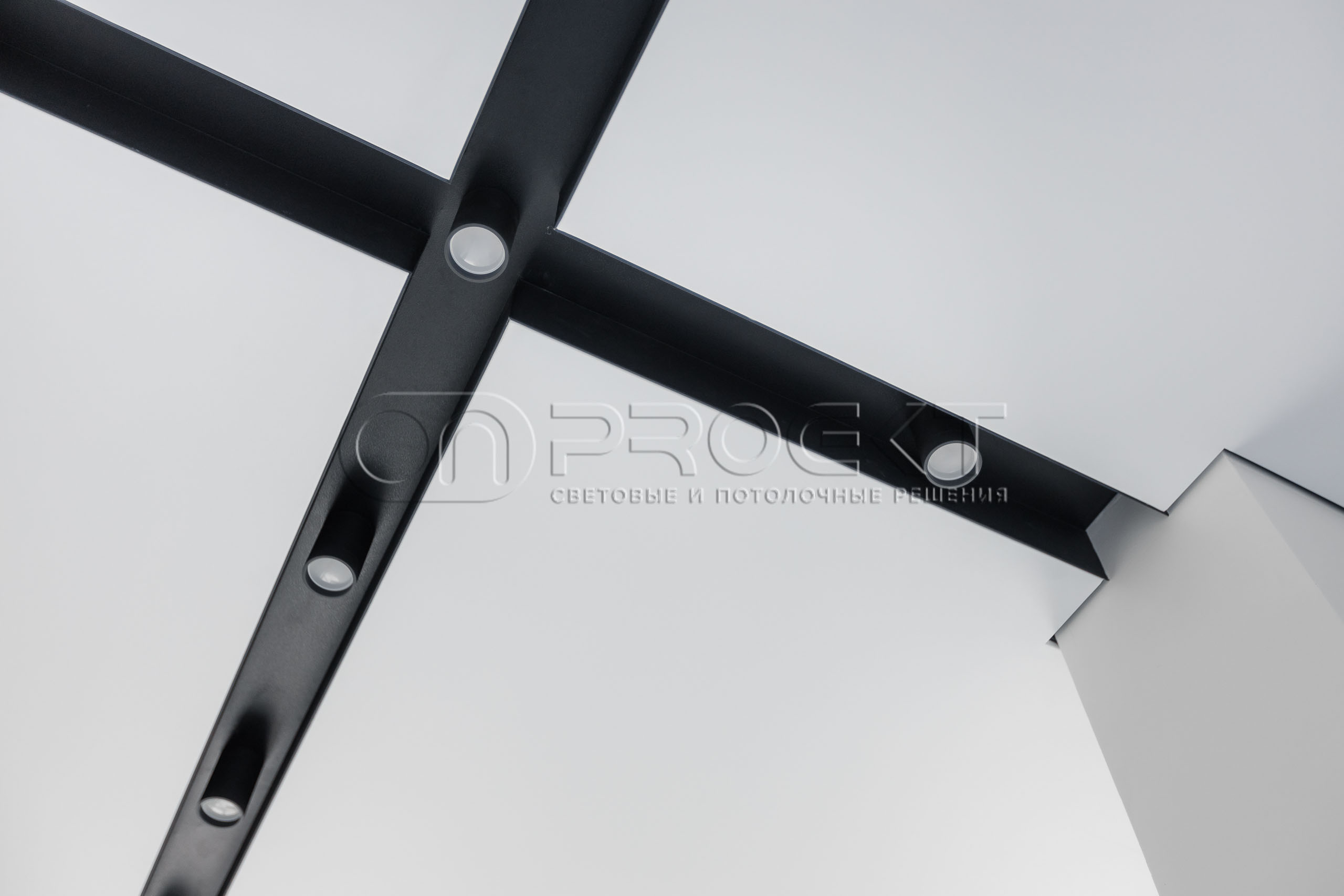 ПВХ потолки в доме с теневым зазором