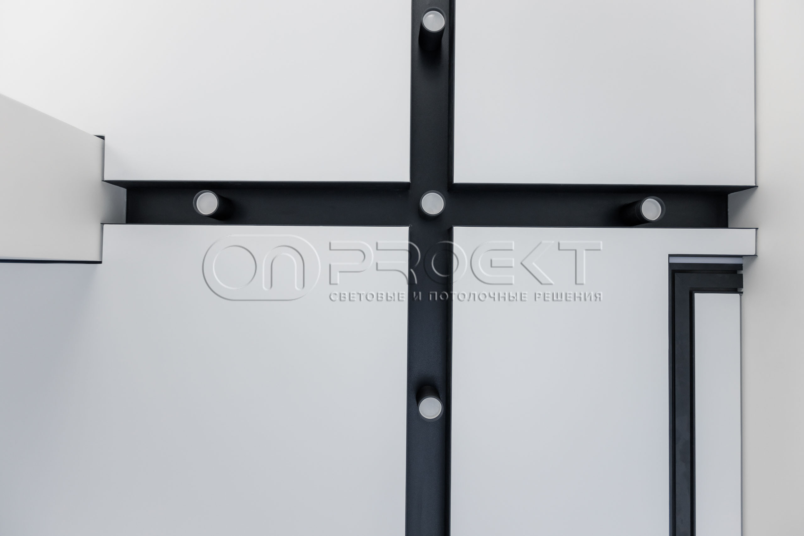 ПВХ потолки в доме с теневым зазором