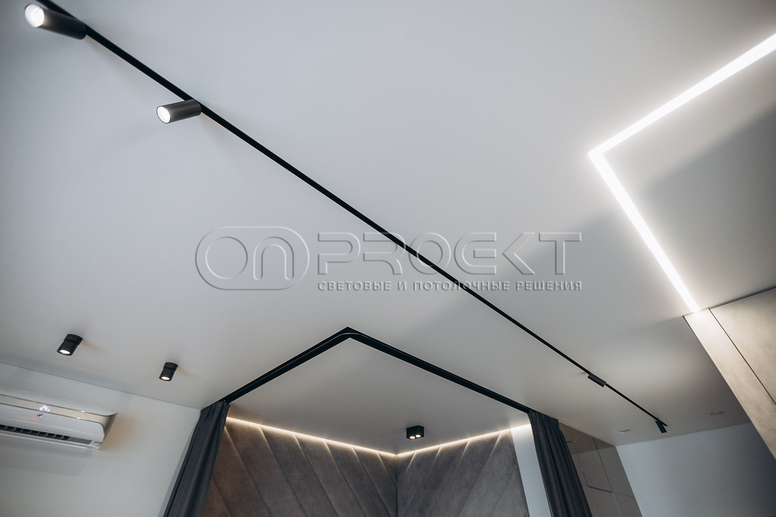 ПВХ потолки в квартире с трековым освещением