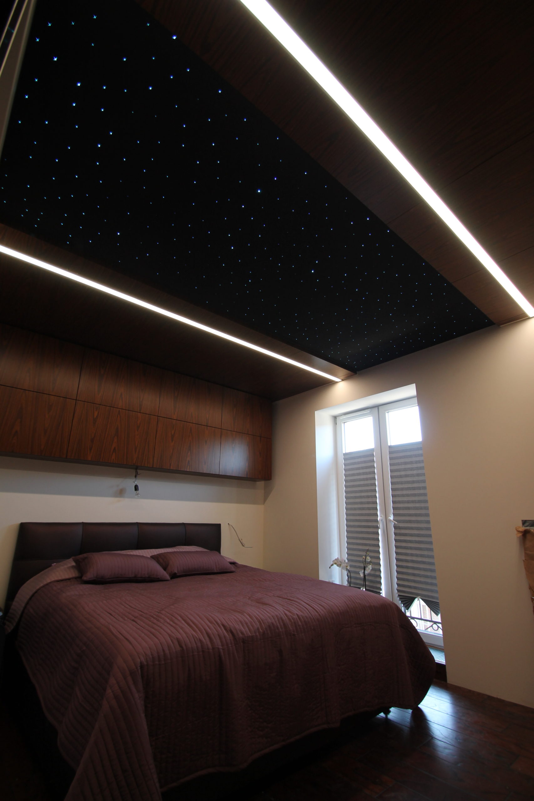 Световые линии в спальне