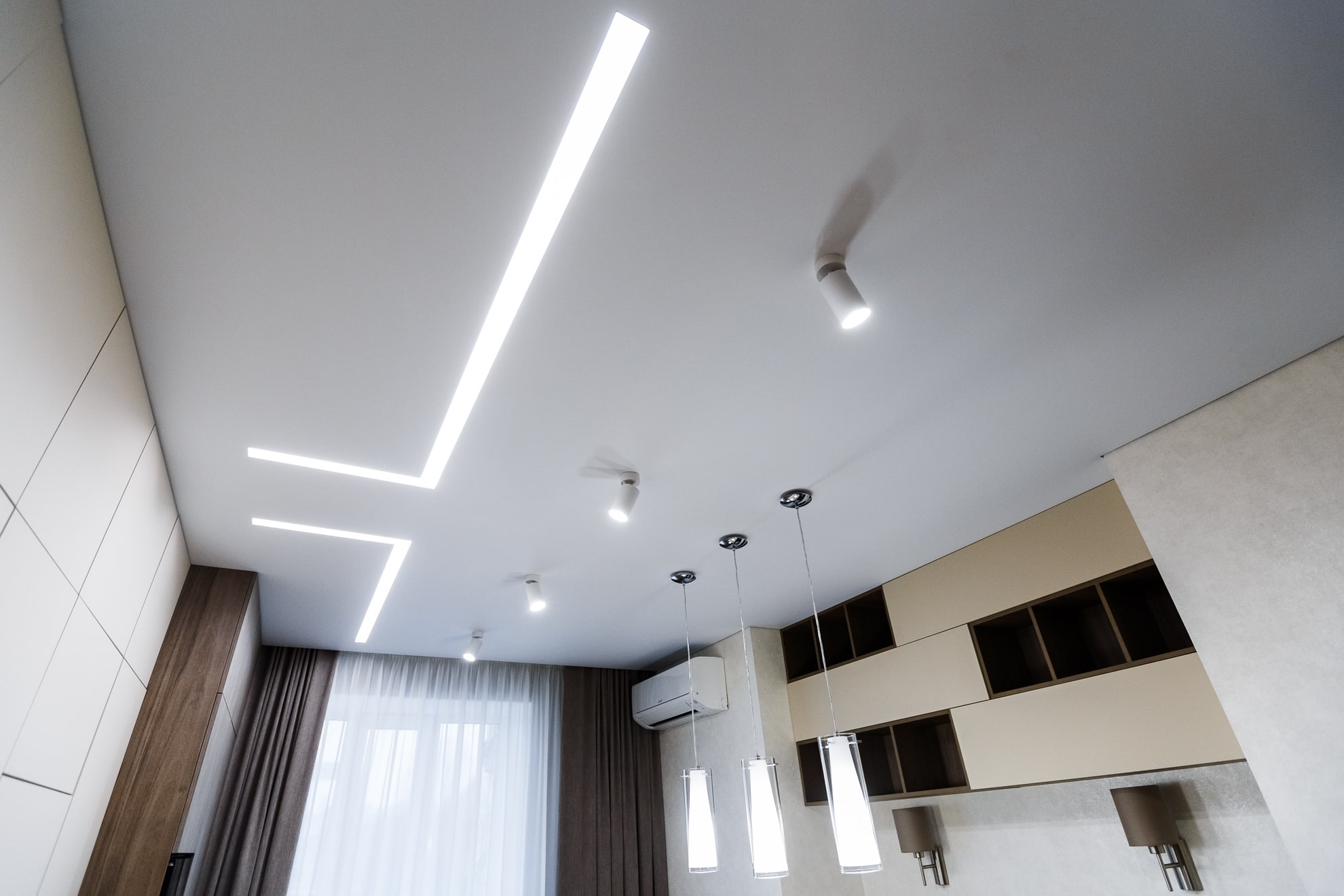 Световые линии в спальне