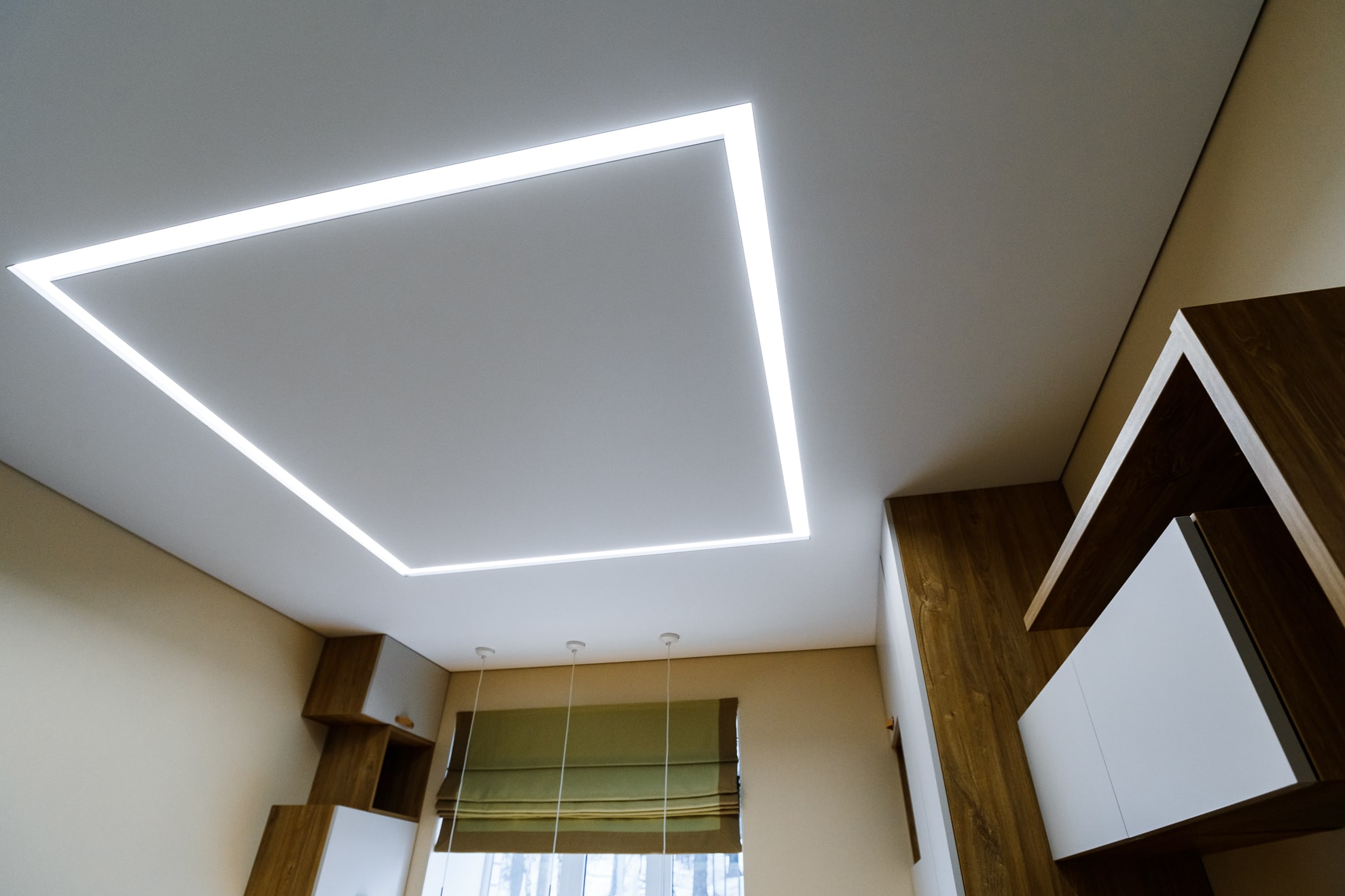 Световые линии в спальне