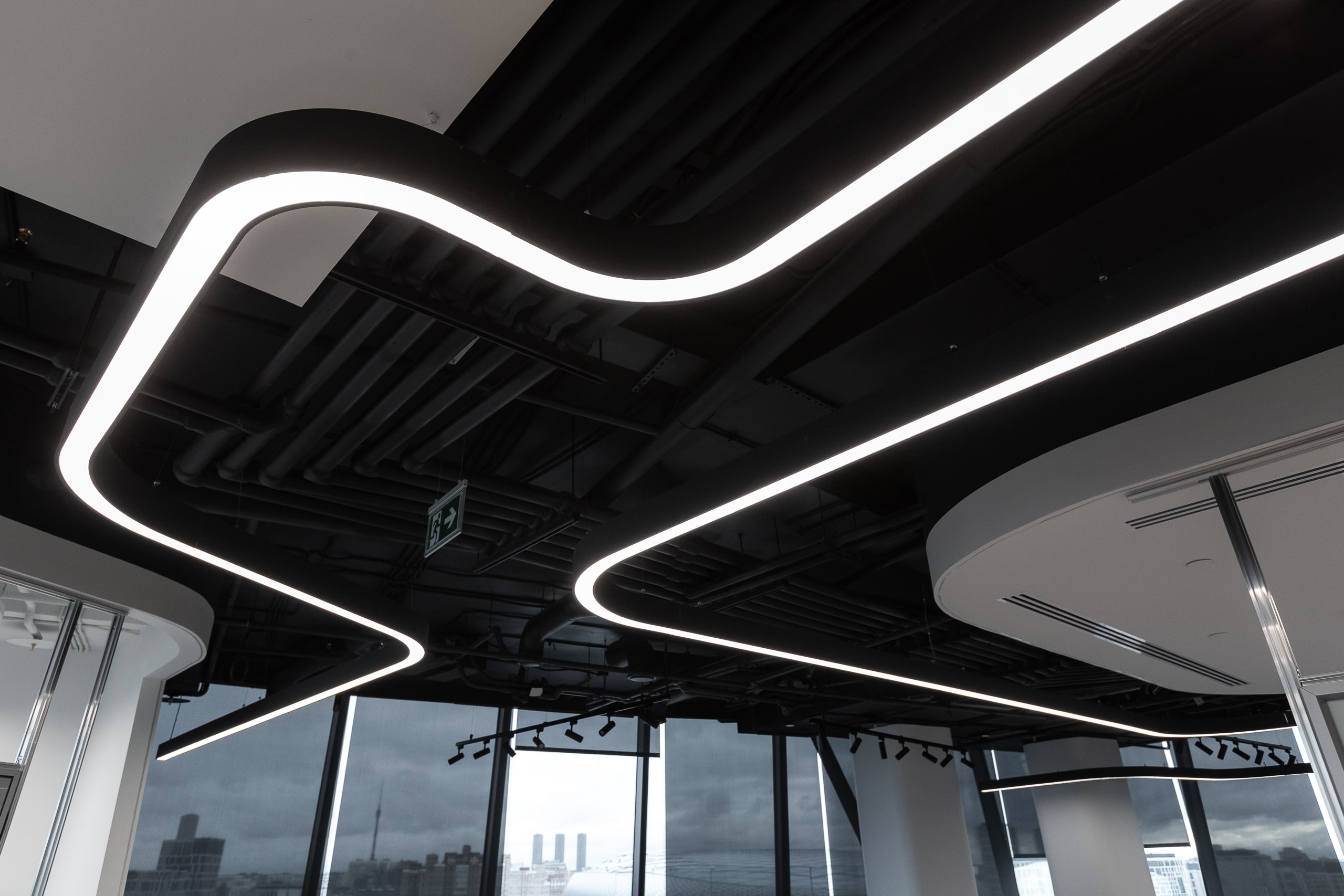 Световые линии в офисе